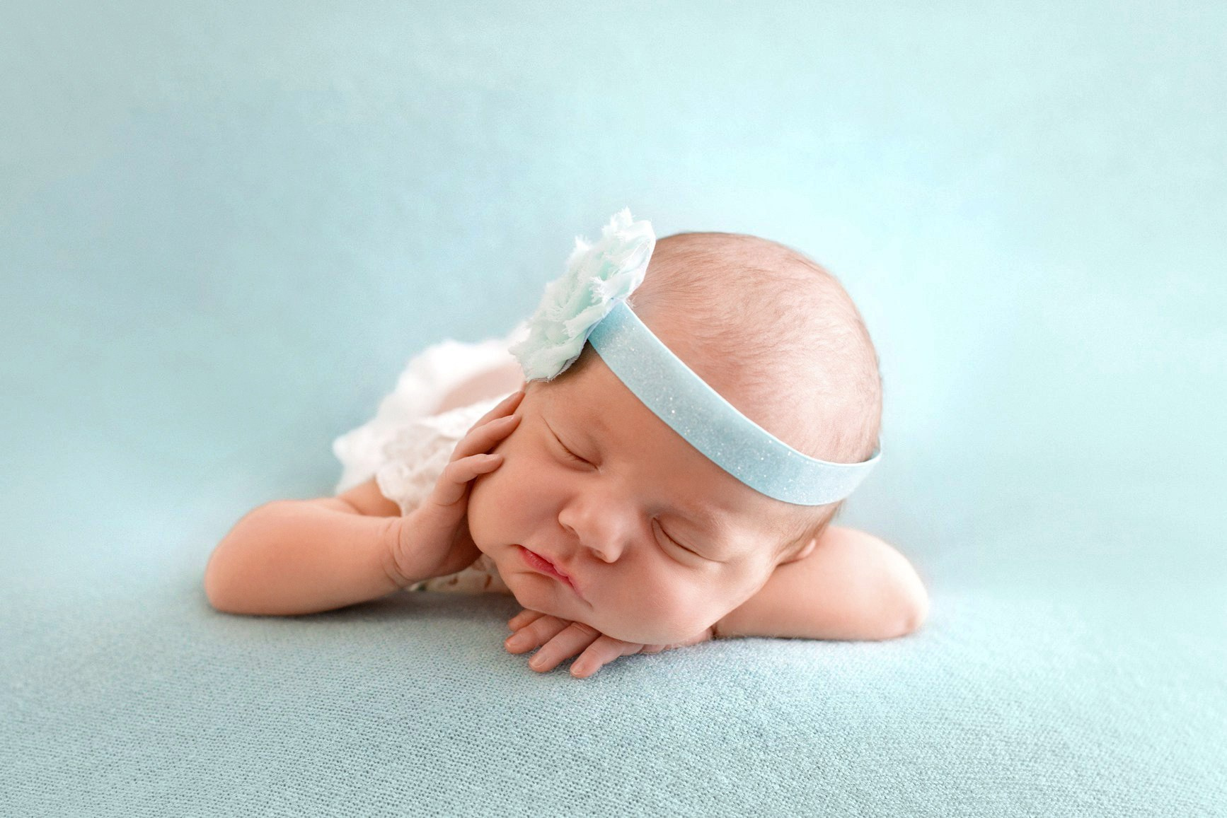 Деликатная ретушь newborn фотографии