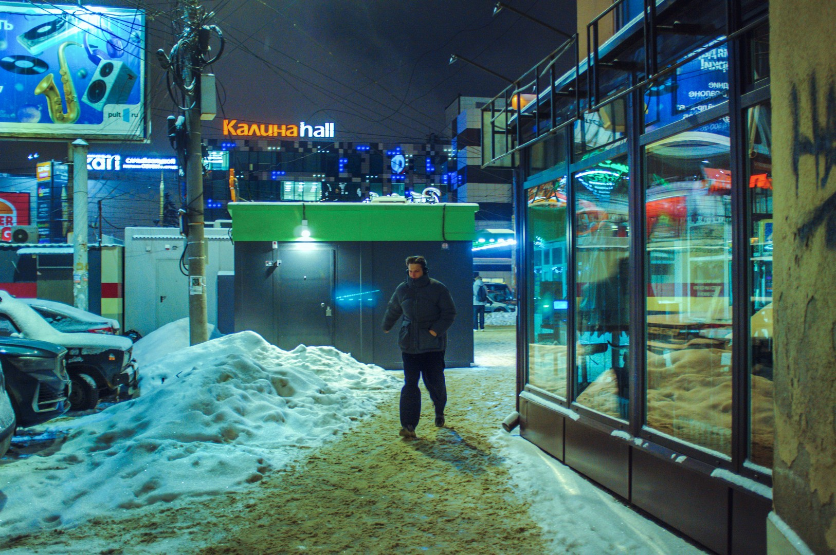 Автобусная остановка вечером, прохожие в снежной каше, документальный момент