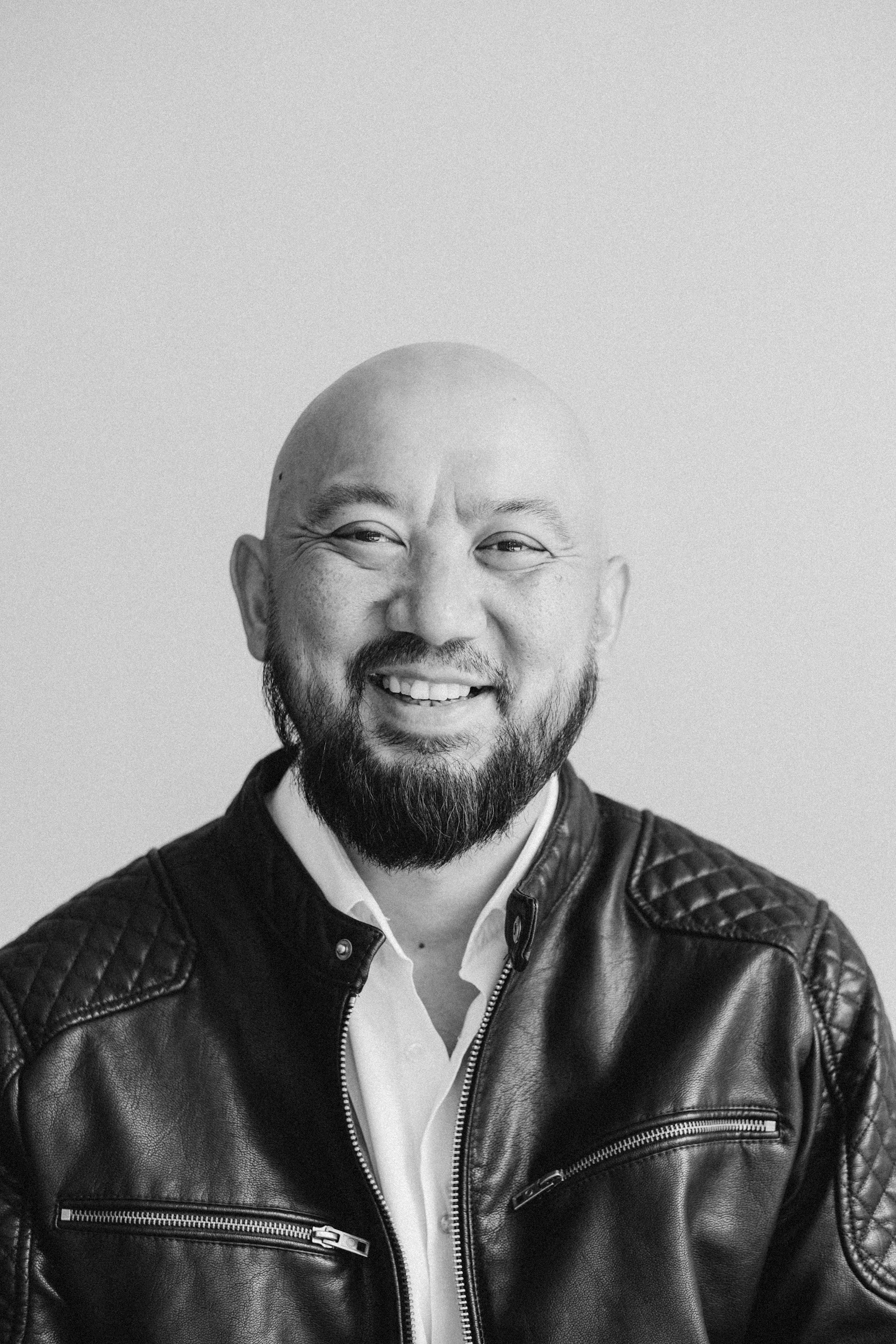 мужской фотограф Алматы Бизнес фотограф алматы Корпоративный фотограф алматы Бизнес портрет алматы подарить сертификат схъемка мужская подарок мужчине