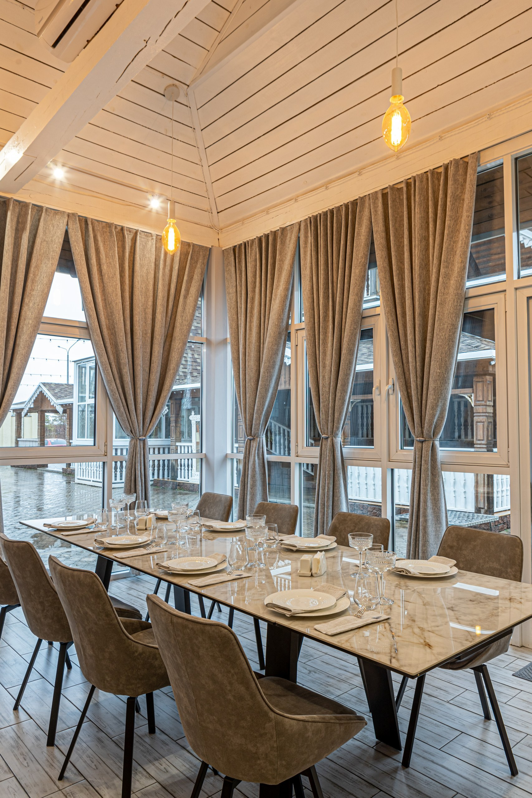 Банкетный зал ресторана «Дача». Фотограф в Оренбурге. Профессиональный фотограф