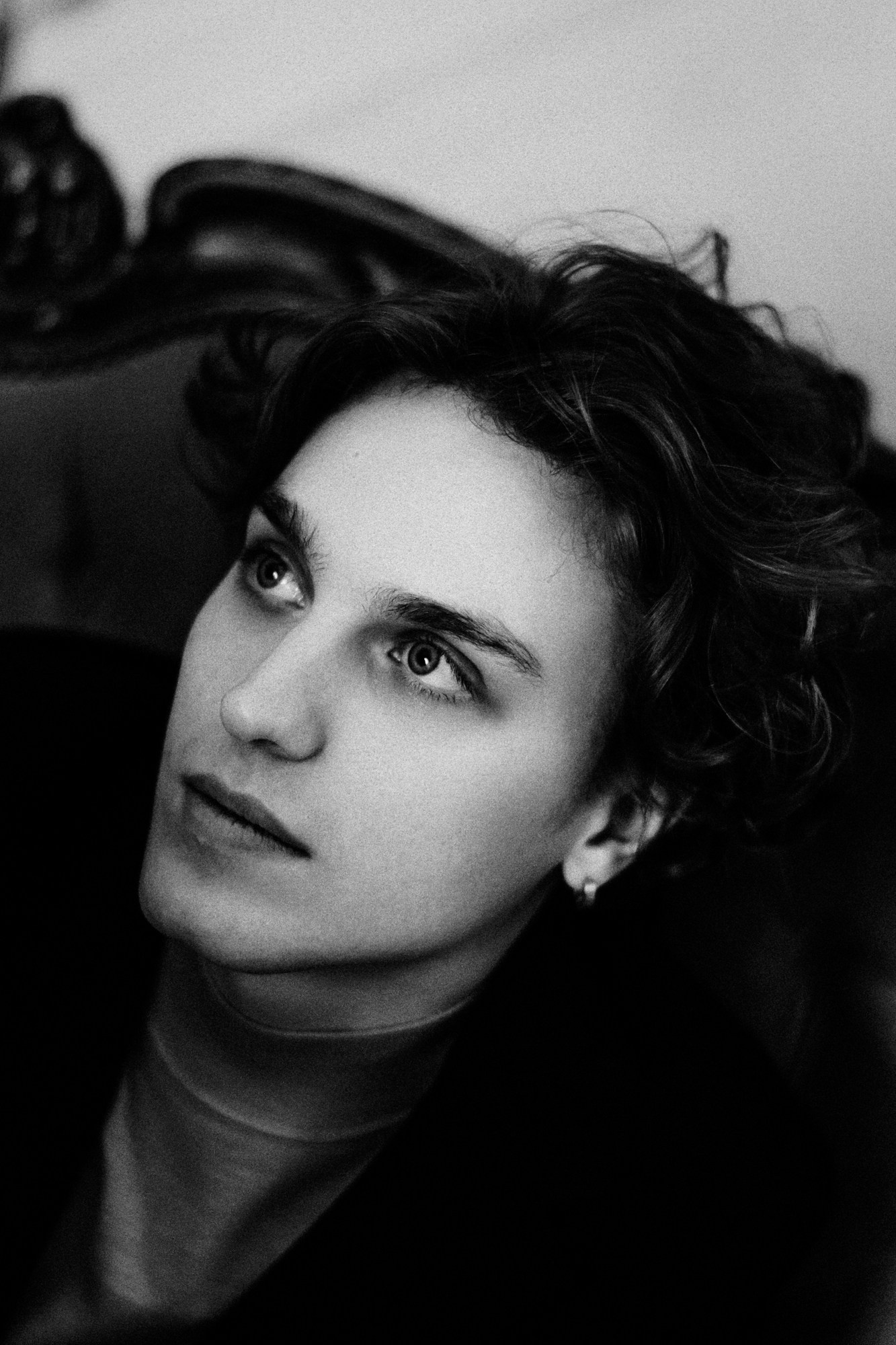 Крутые фотки для парня. Съемка в стиле кино, черный фон