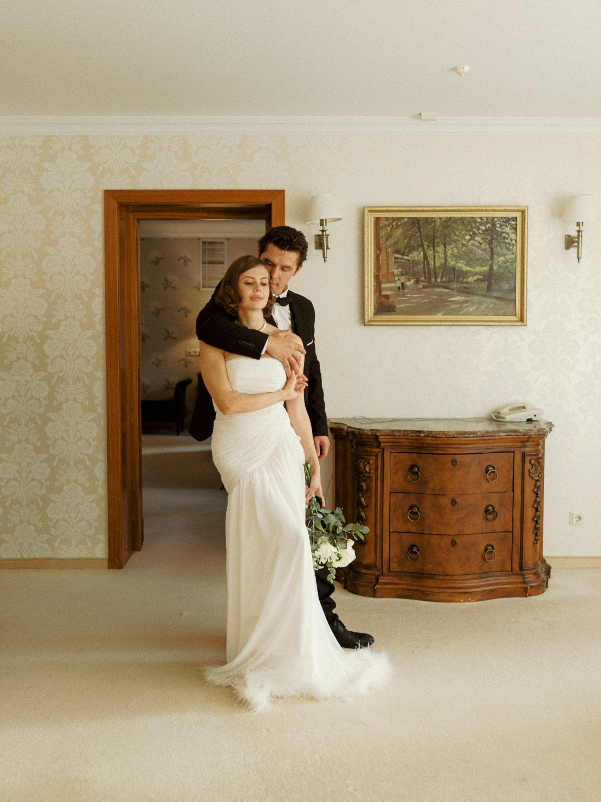 Жених обнимает невесту — утро свадьбы в Петербурге