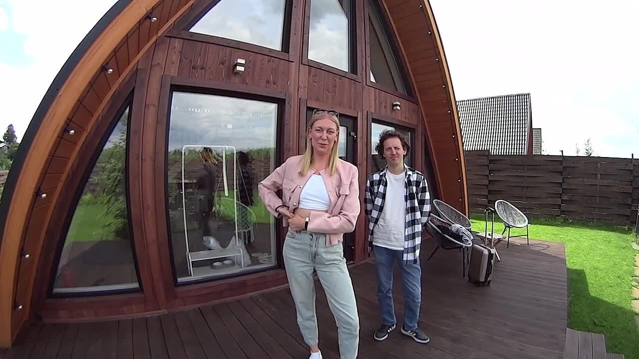 Треугольные дома в Дмитровском районе с баней, уличным чаном и мангалом. Коттедж А-фрейм с баней и уличным чаном в Подмосковье - в аренду для отдыха