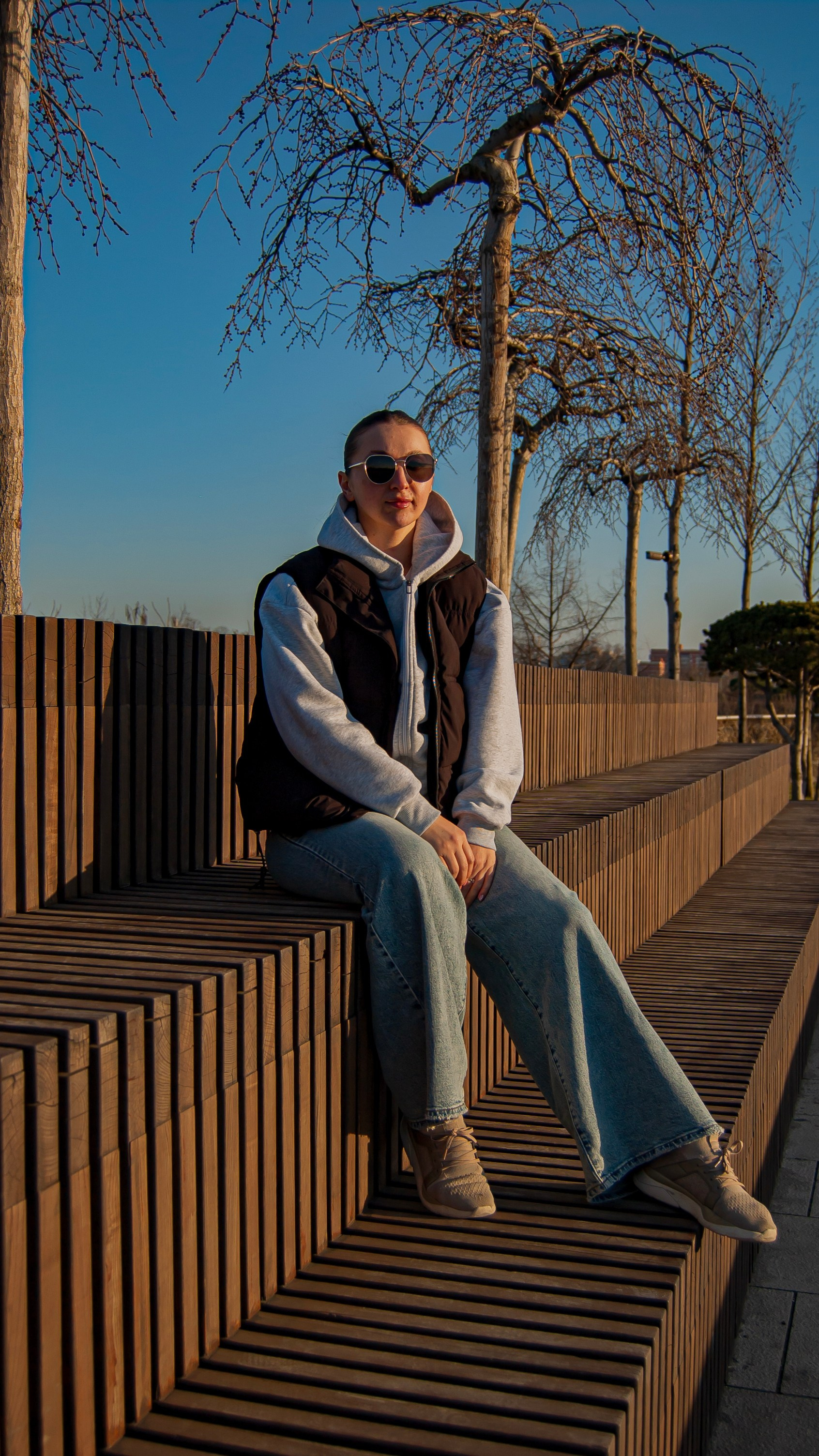 Девушка сидит на скамей