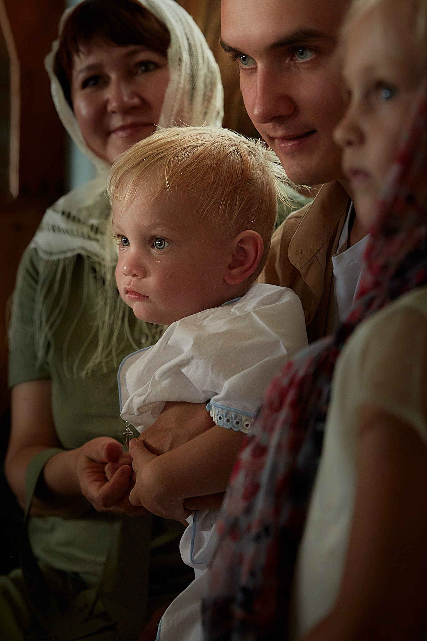 Ребенок и взрослые. Крещение. Фото от профессионального портретного фотографа в Екатеринбурге Евгения Карася