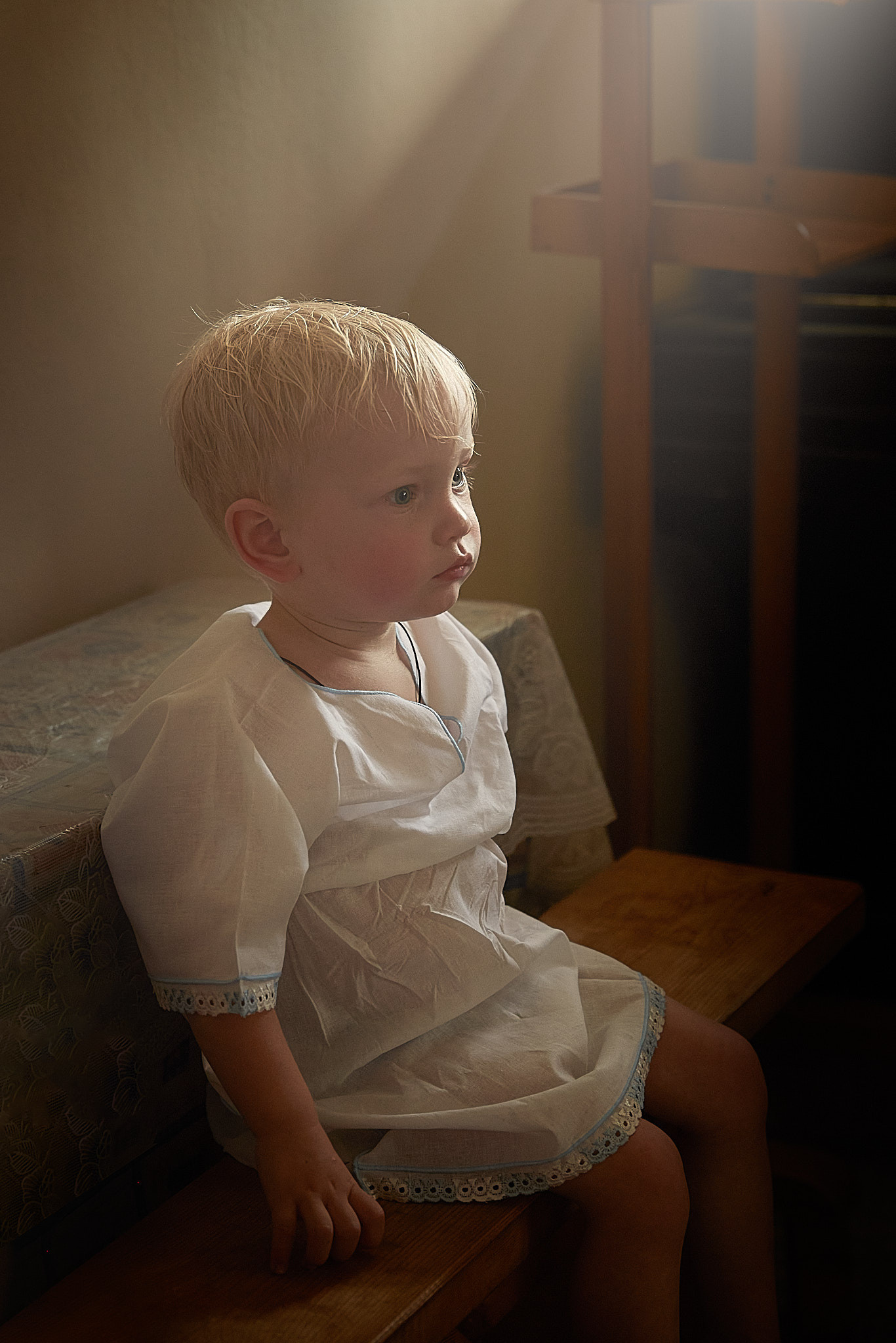 Луч солнца падает на ребенка. Фото от профессионального портретного фотографа в Екатеринбурге Евгения Карася