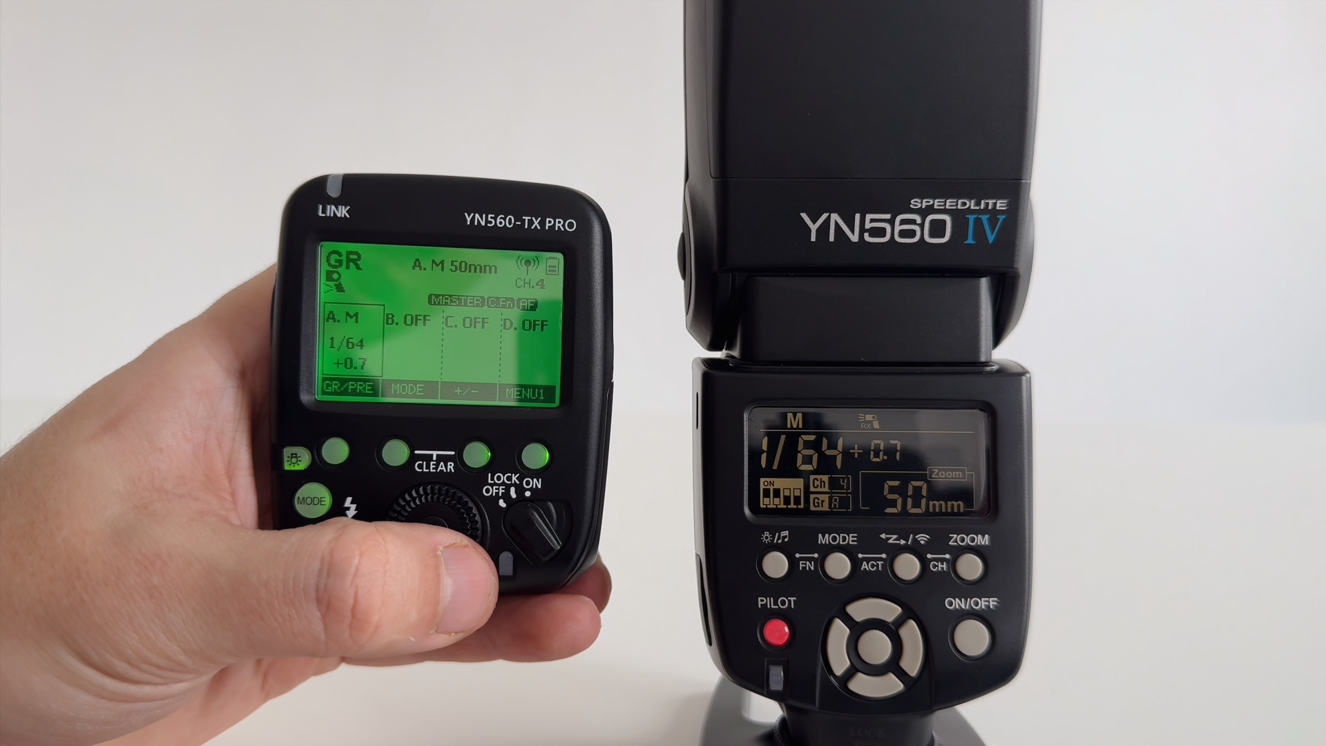 Настройка мощности вспышки Yongnuo YN560 IV через радиосинхронизатор YN560-TX PRO: ручной режим, мощность 1/64 +0,7 и зум 50 мм.