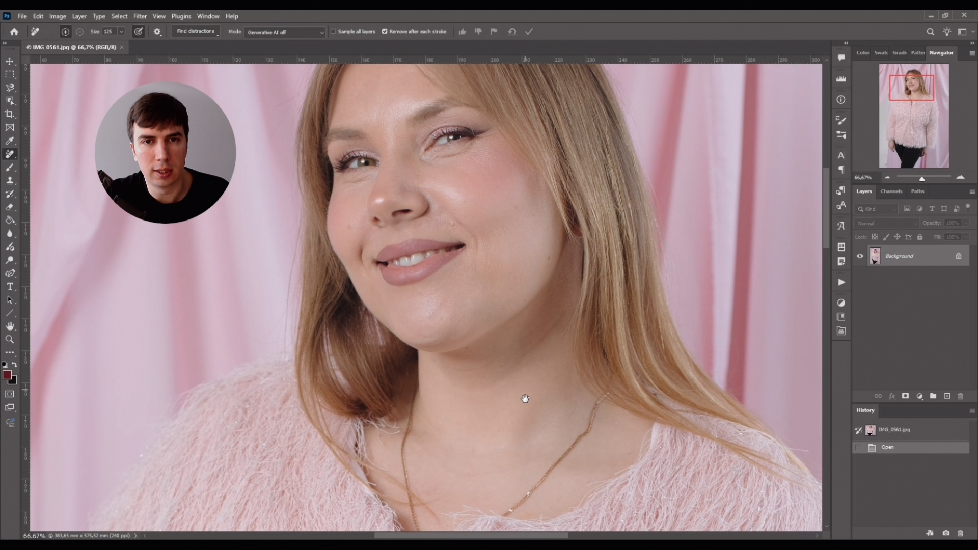 Обработка портрета с фотозоны в Adobe Photoshop — крупный план лица модели в видеоуроке о съёмке со вспышкой.