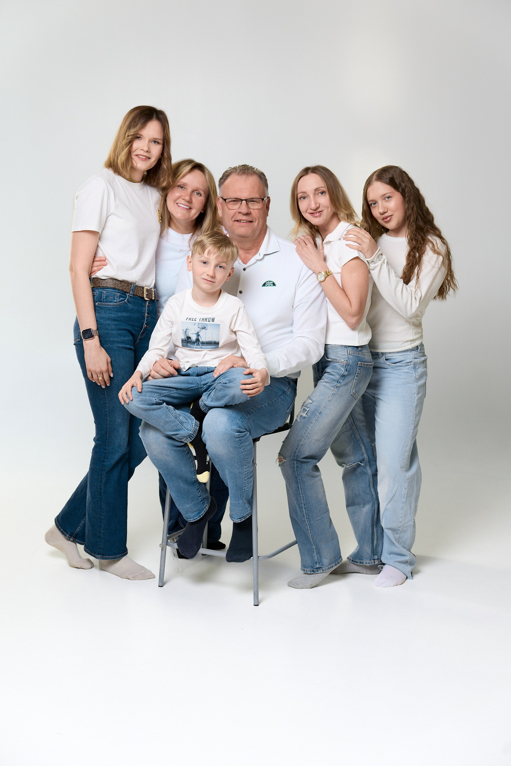 Семейная фотосессия на белой циклораме в студии Trueman