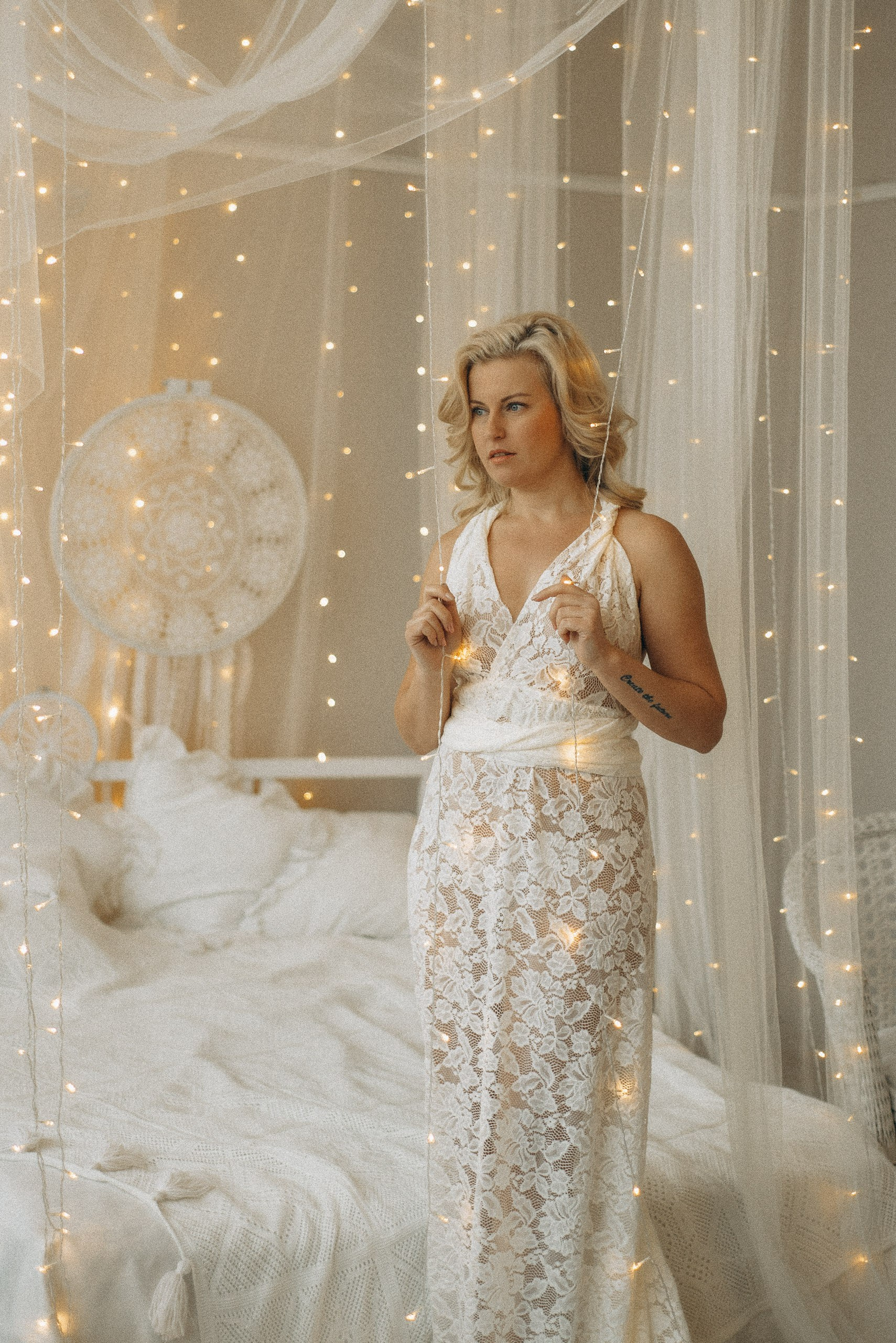 Женский портрет в полный рост на студийном фоне. Натали Каролин в белом кружевном платье, лаконичный образ и естественная поза. Фотосессия в Новосибирске