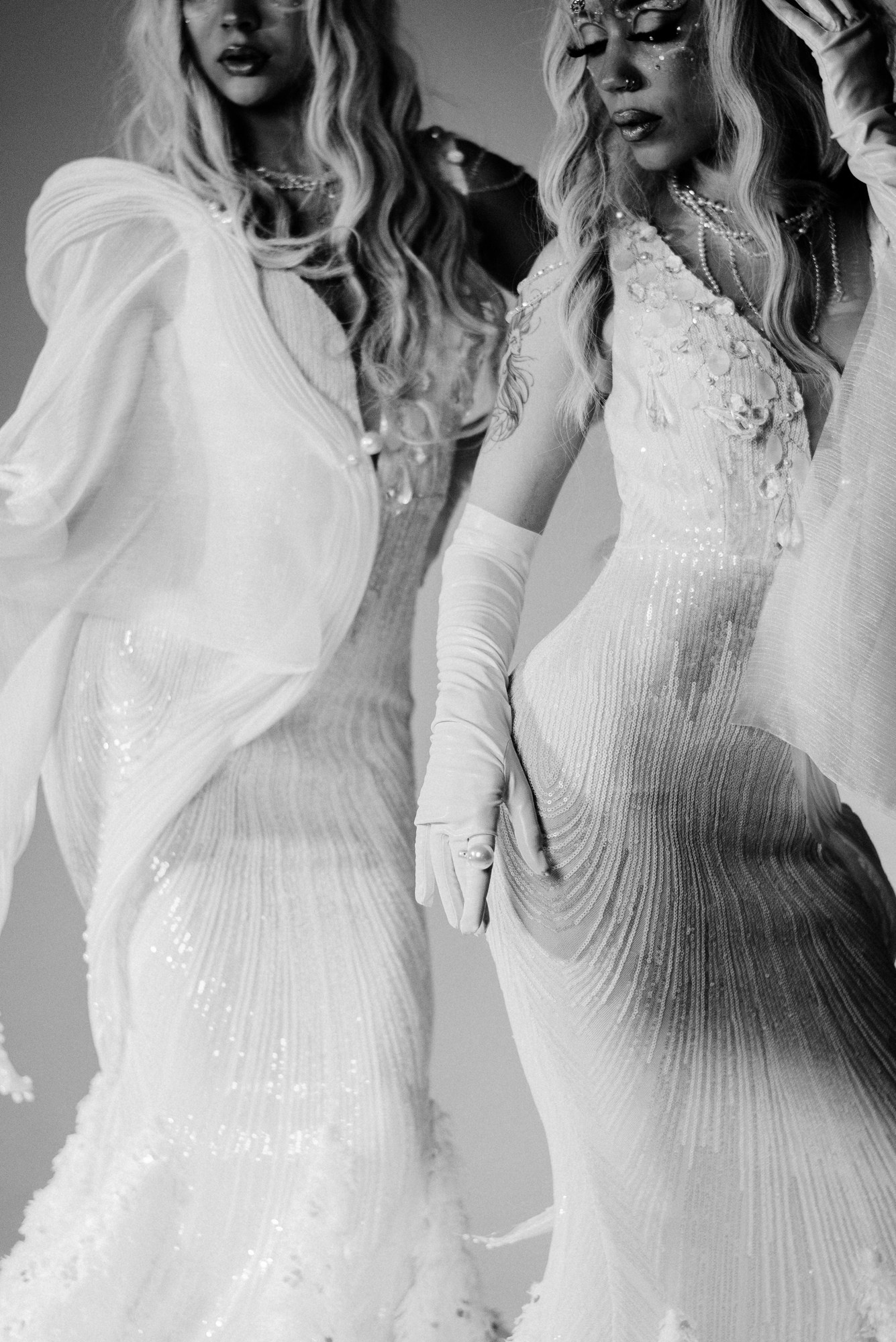 Арт-фотосессия с синим светом на циклораме. Портретный фотограф Тюмень Дарья Мустафина