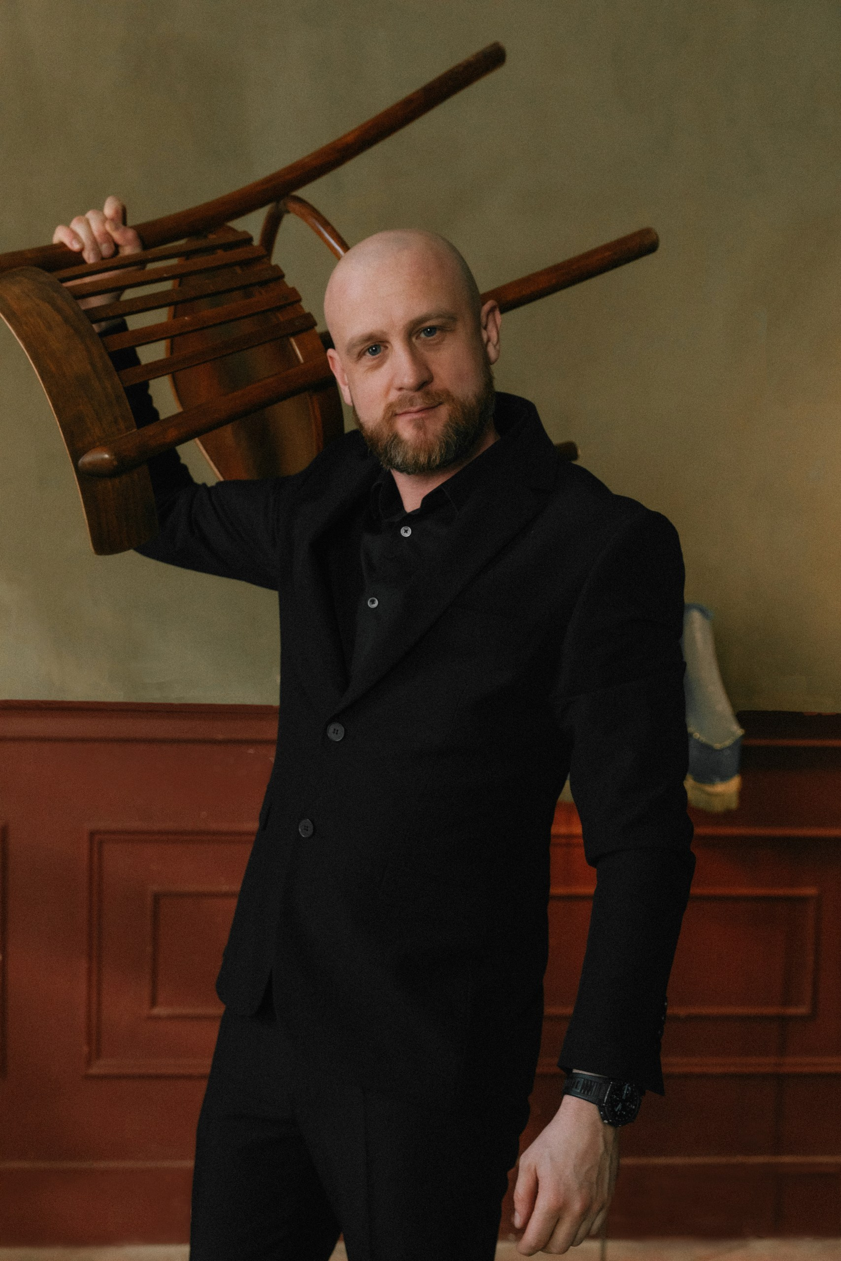 Уникальный портрет: мужчина с креслом на плече, необычная интерьерная фотосессия, Санкт-Петербург