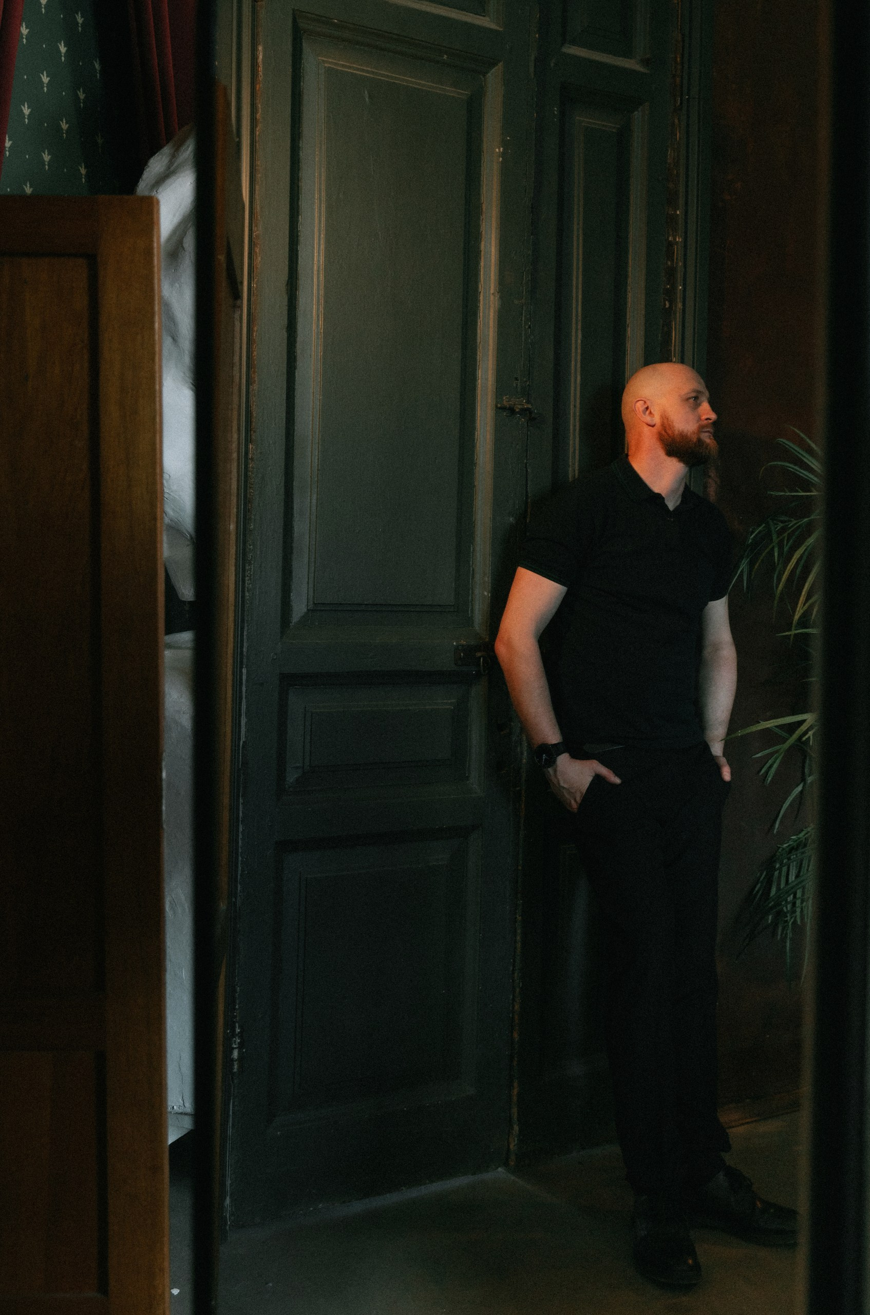 Современная фотосъемка эксперта у классических дверей, портрет для экспертного контента и публикаций, Санкт-Петербург.