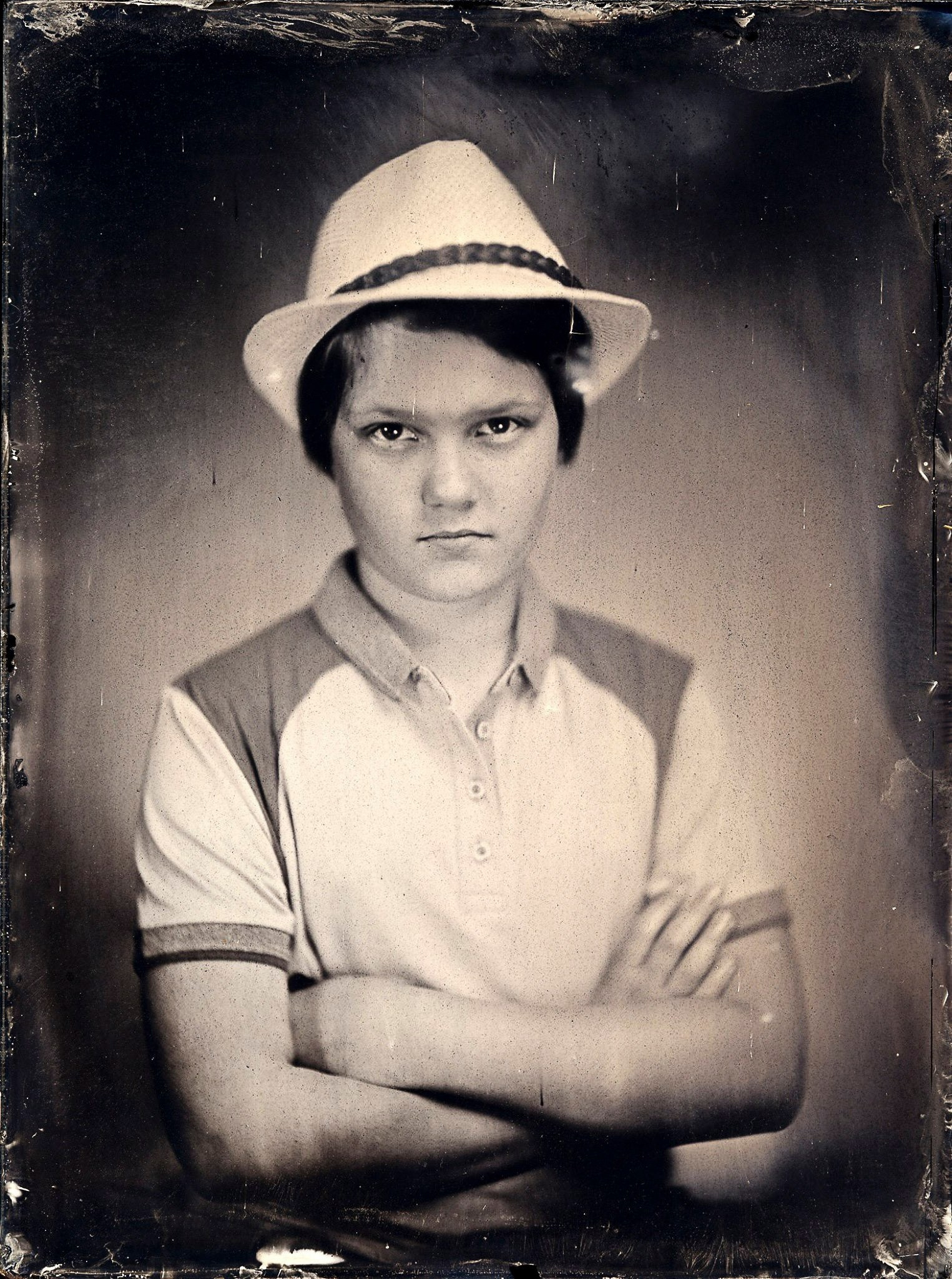 Амбротип на стеклянной пластине мальчика в белой шляпе.