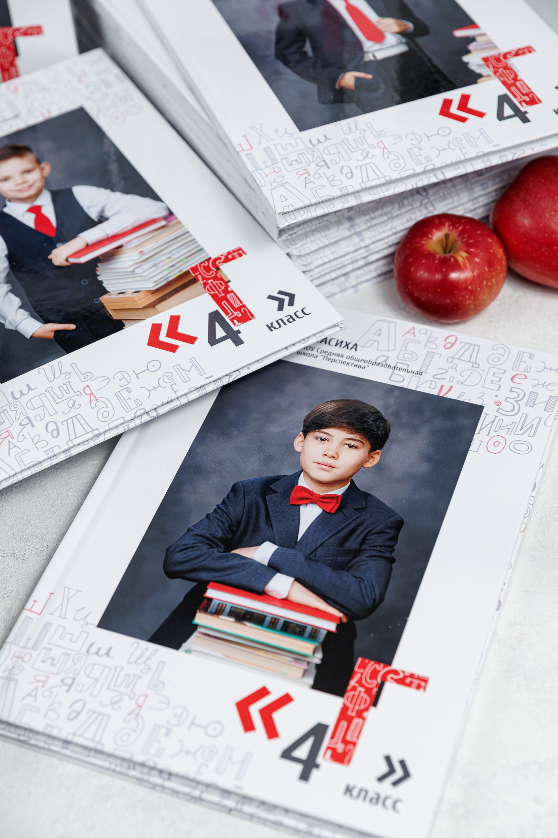 Выпускные альбомы 4 класс. Семейный и детский фотограф Комина Елена, Власиха, Одинцово