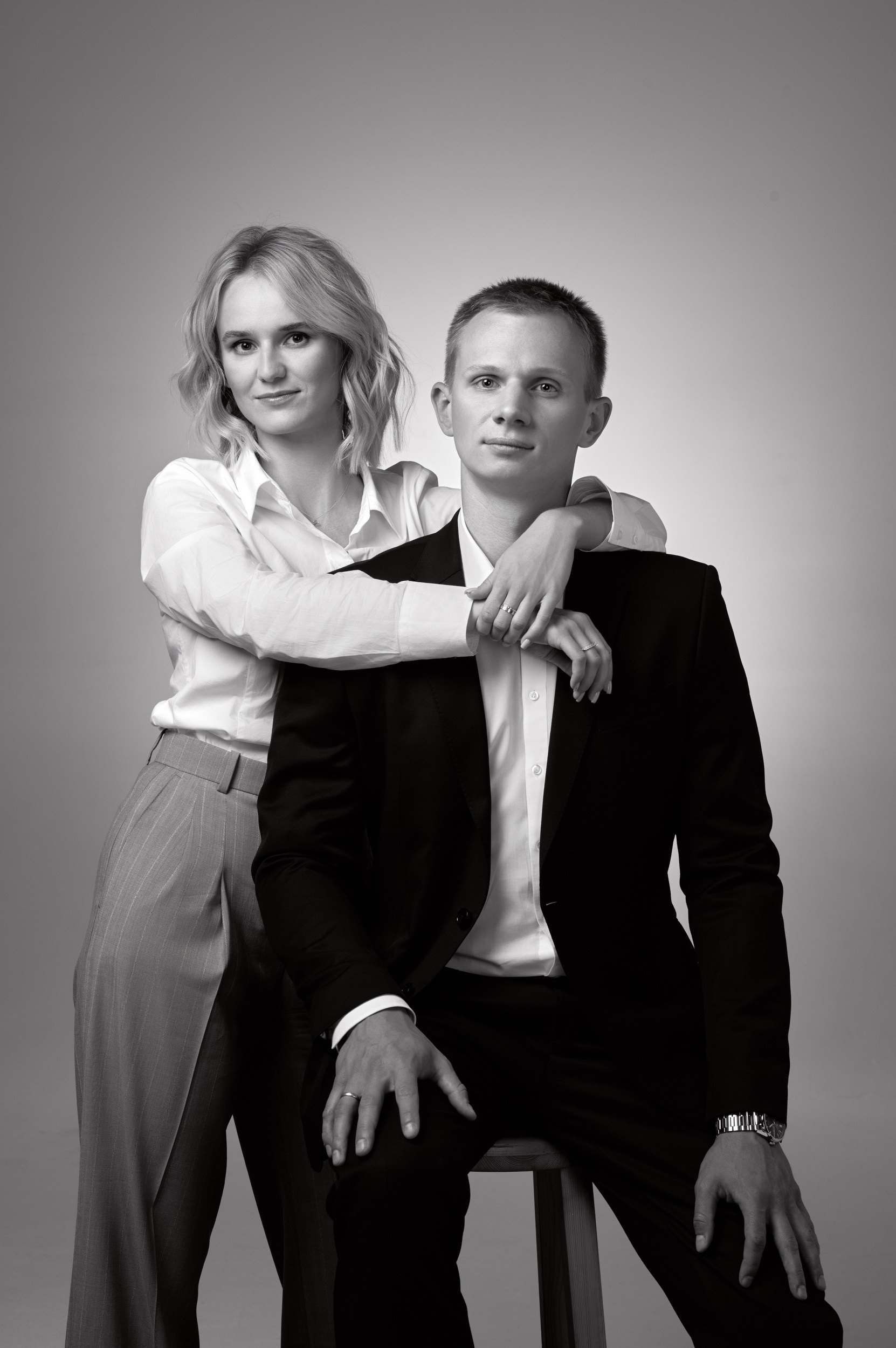 Портрет пары в чёрно-белой эстетике с акцентом на отношения