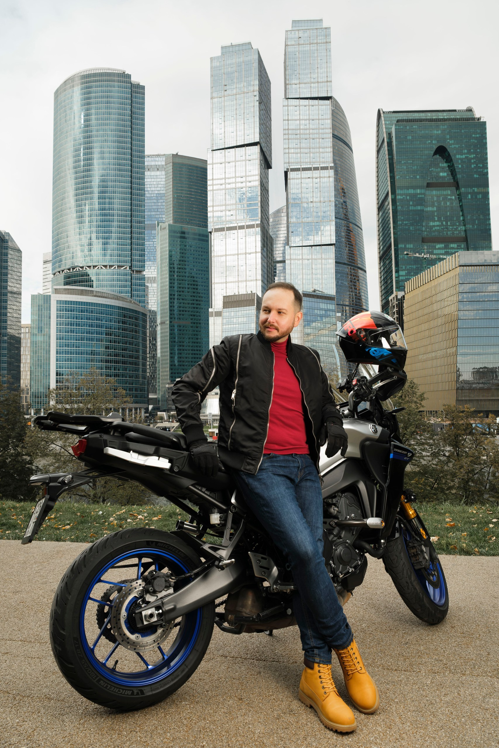 заказать мужскую фотосессию с мотоциклом около Москва-Сити