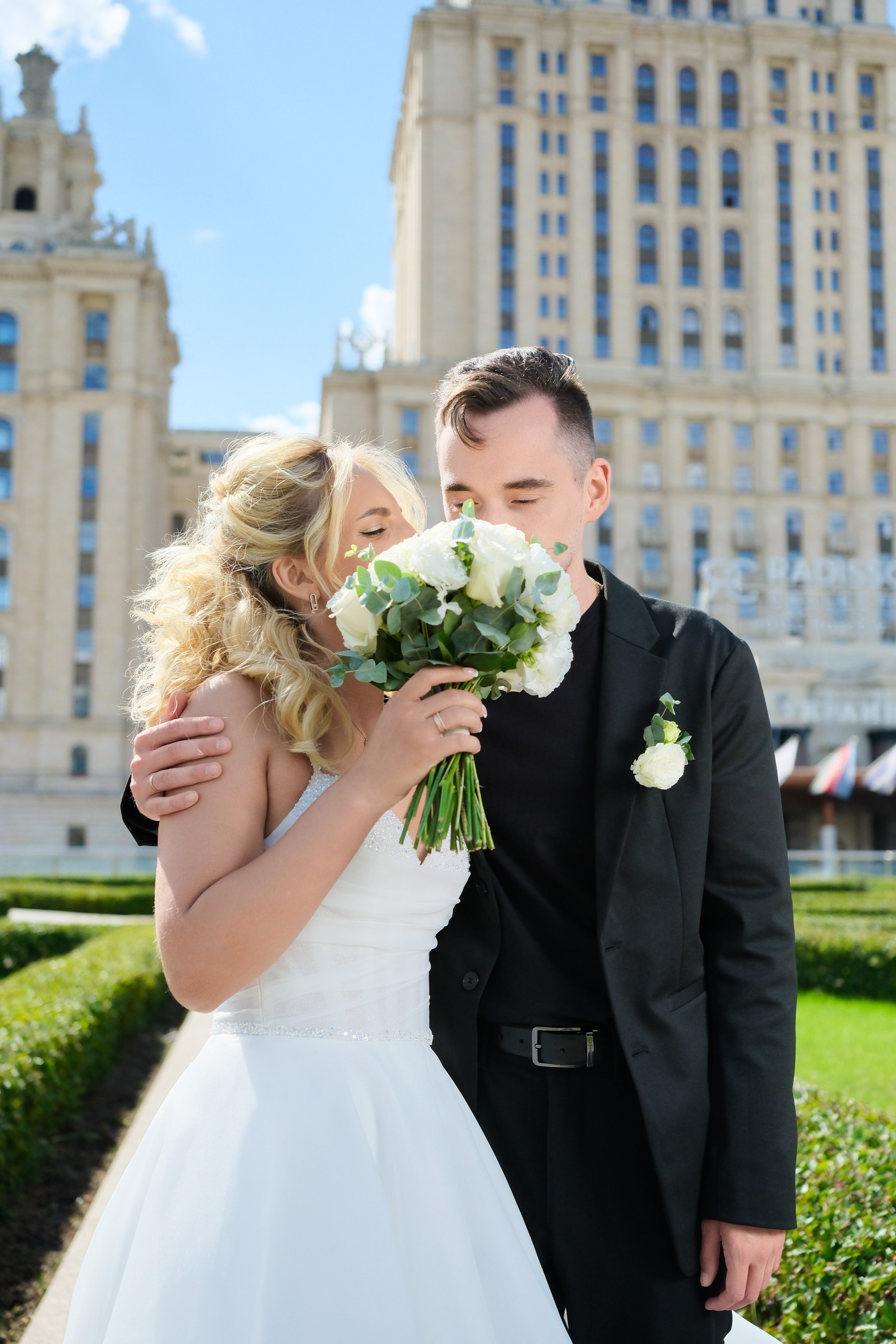 яркая фотосессия жениха и невесты на прогулке в Москве