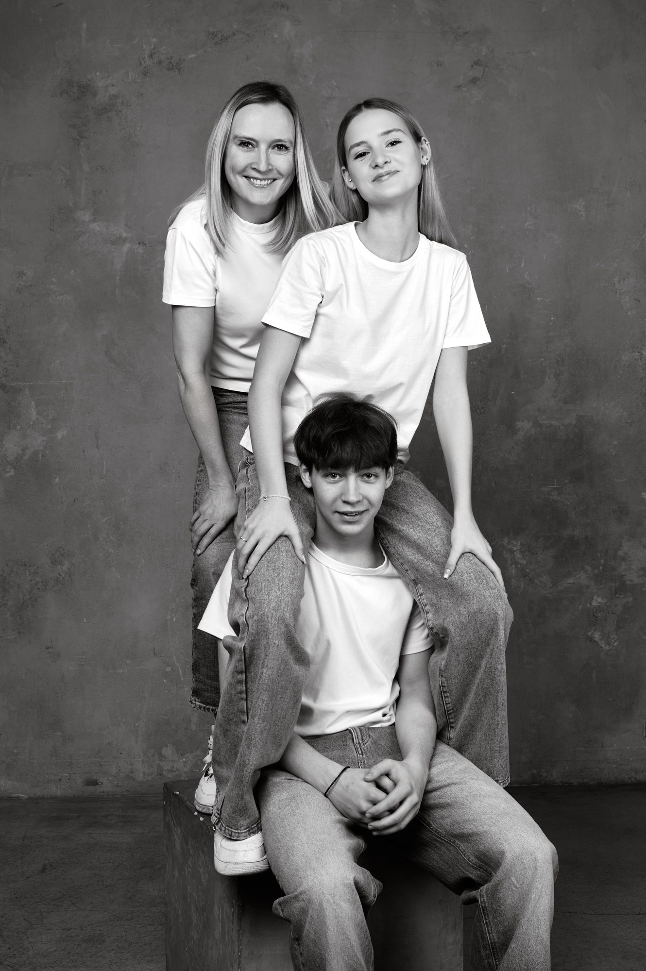 Чёрно-белый семейный портрет с живыми эмоциями