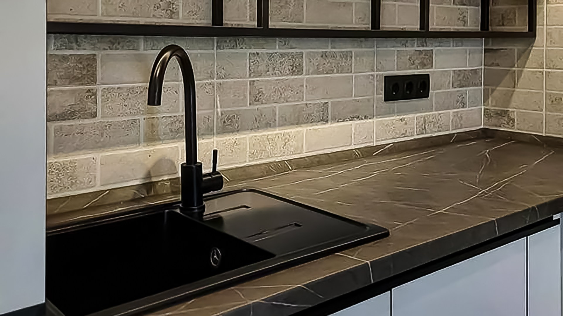 кухня с мраморной столешницей