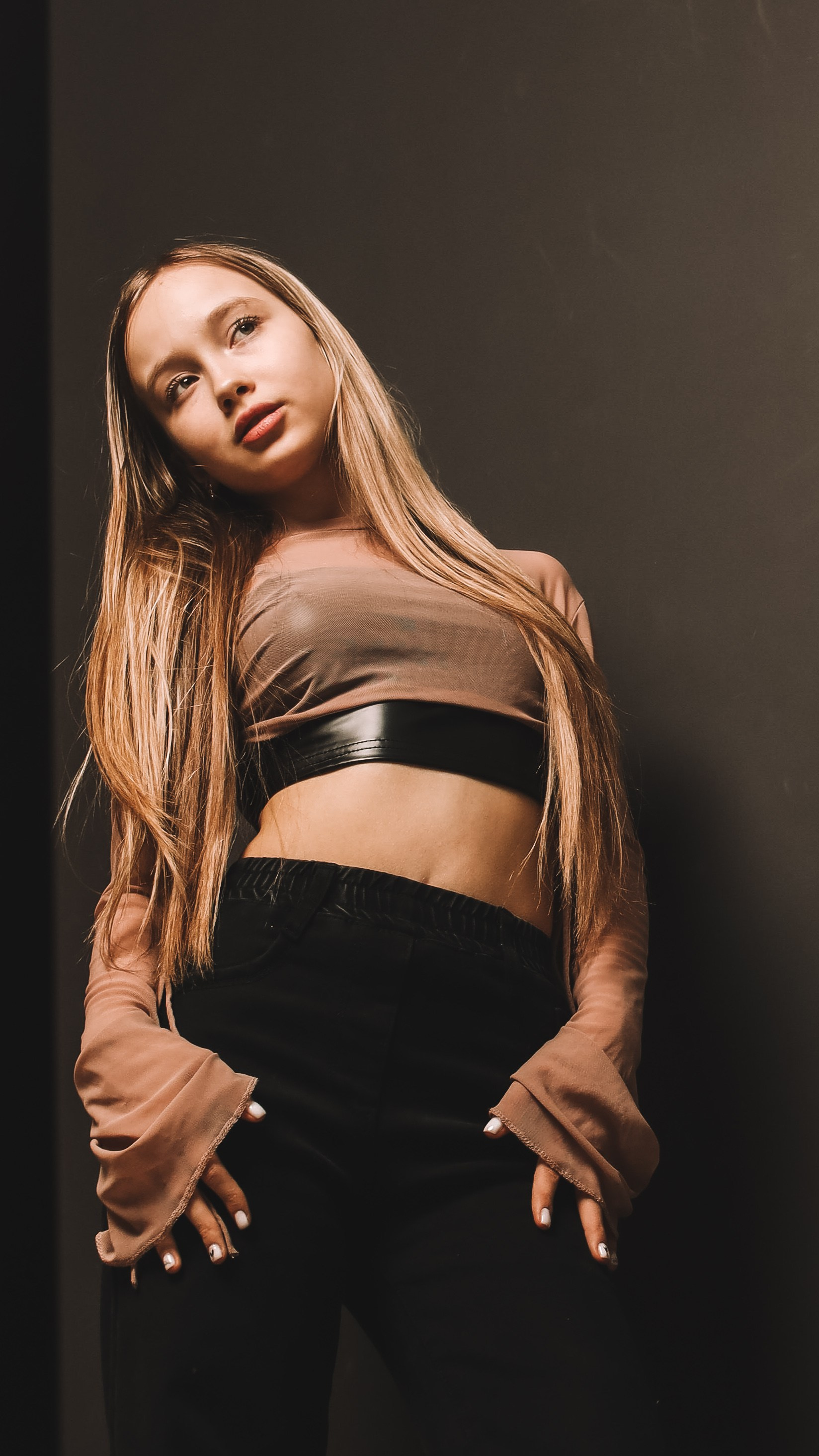 Девочка в фотостудии на фотосессии