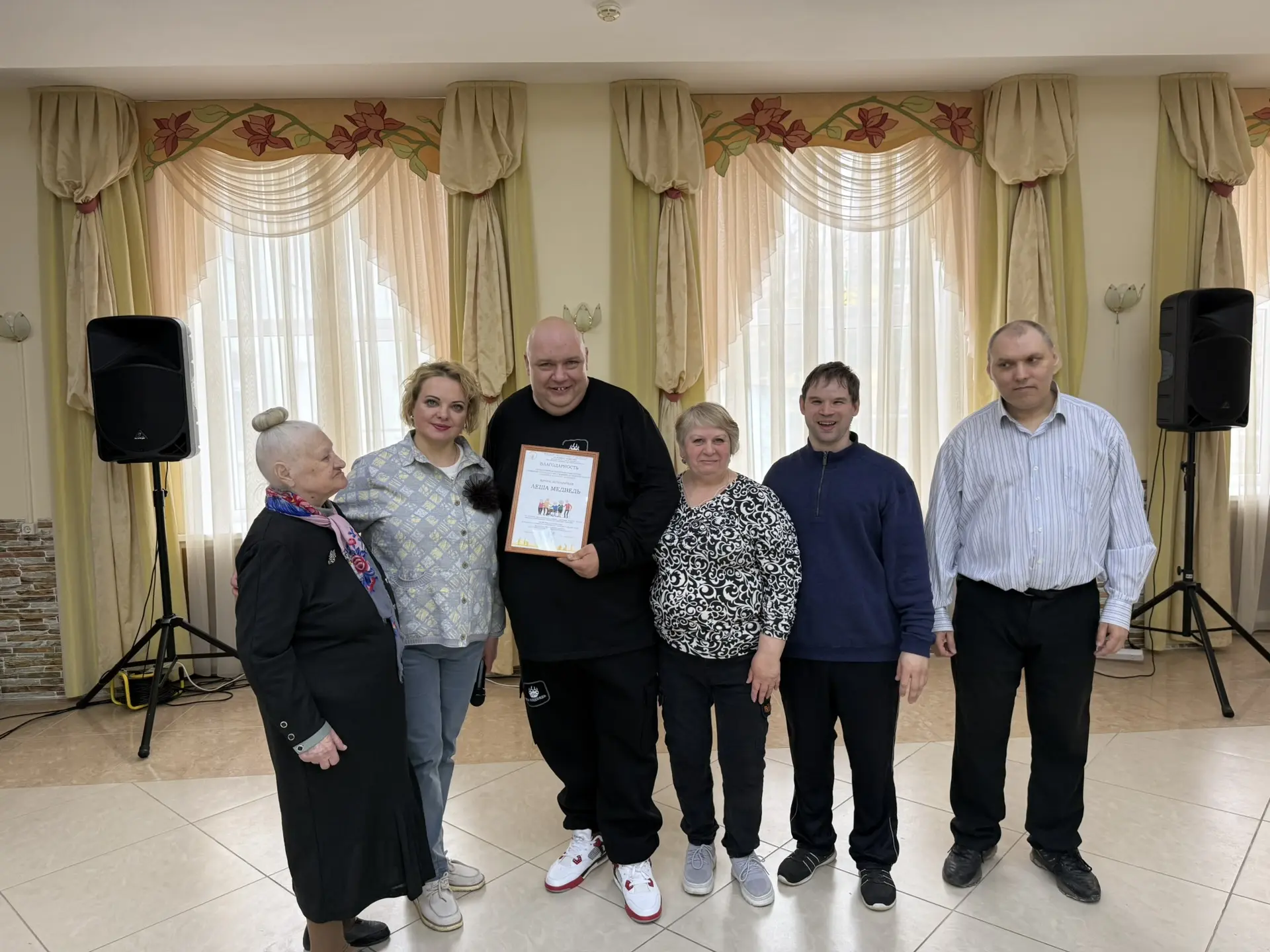 Совместное фото Лёши Медведя с гостями благотворительного вечера.