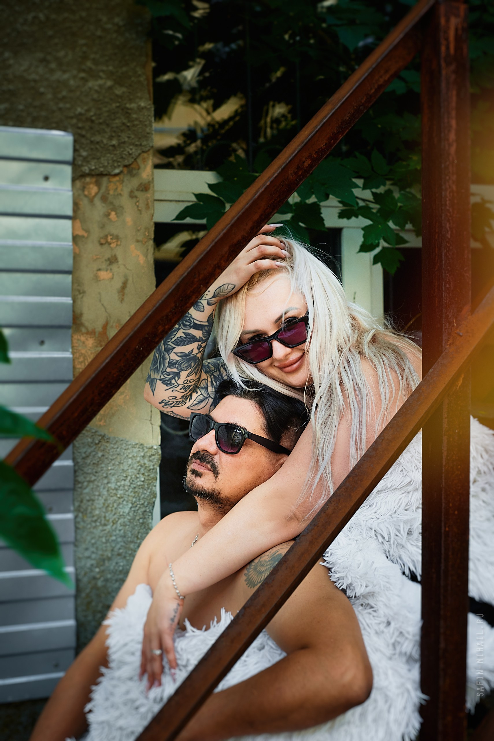 лав стори, молодая пара в солнечных очках