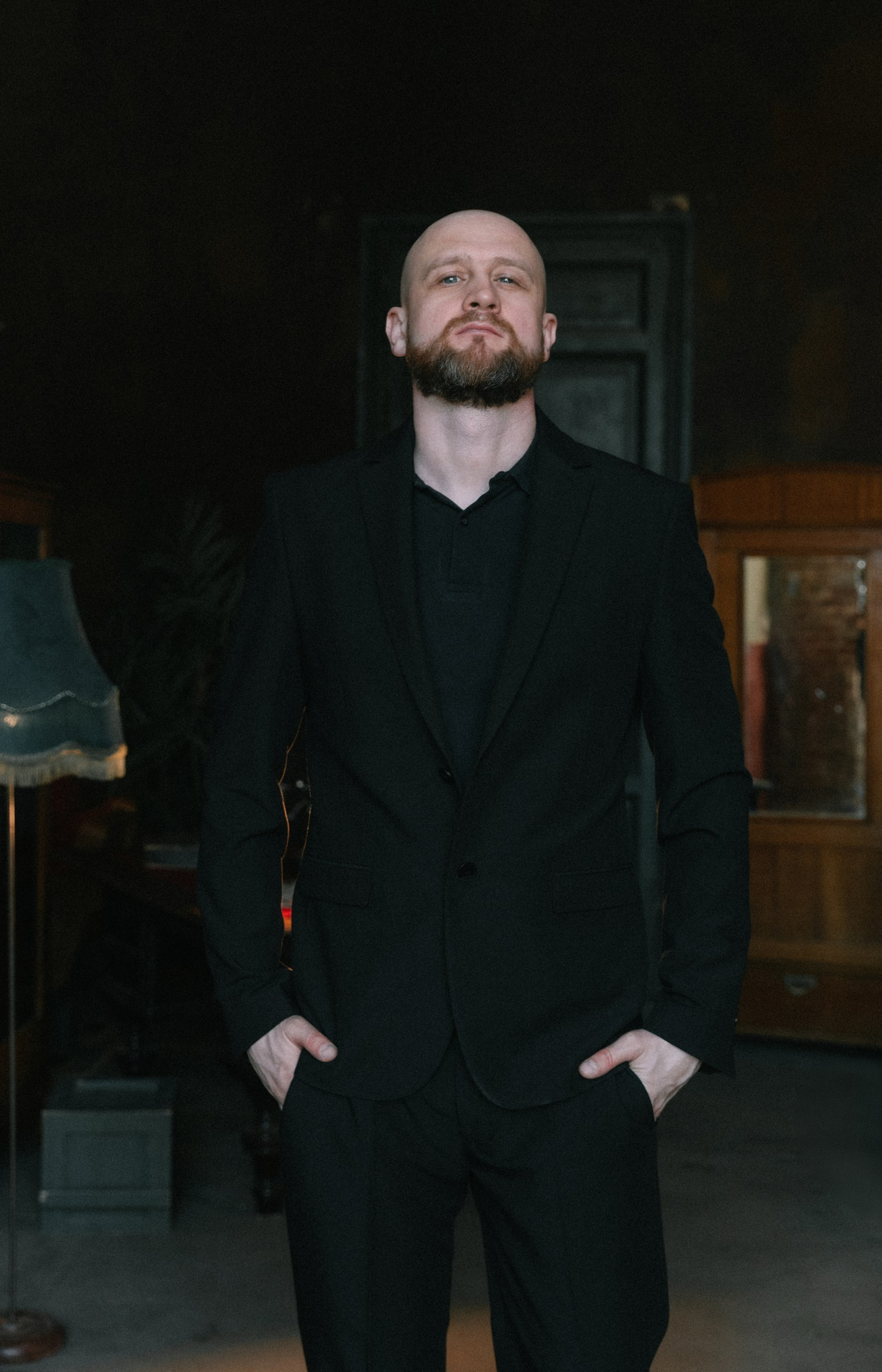 Крупный план мужчины в костюме, глаза подняты вверх, творческий портрет в Санкт-Петербурге.