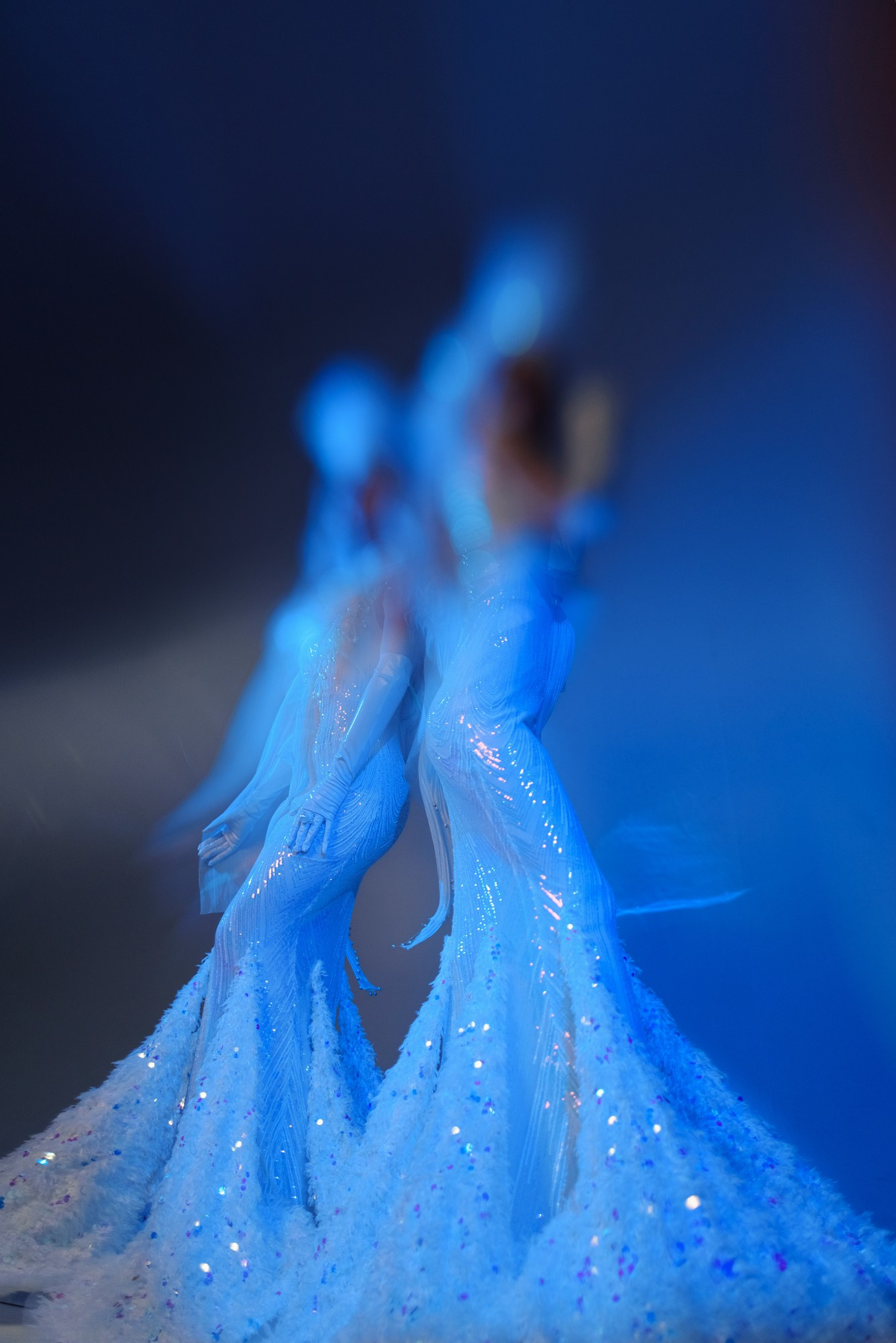 Арт-фотосессия с синим светом на циклораме. Портретный фотограф Тюмень Дарья Мустафина