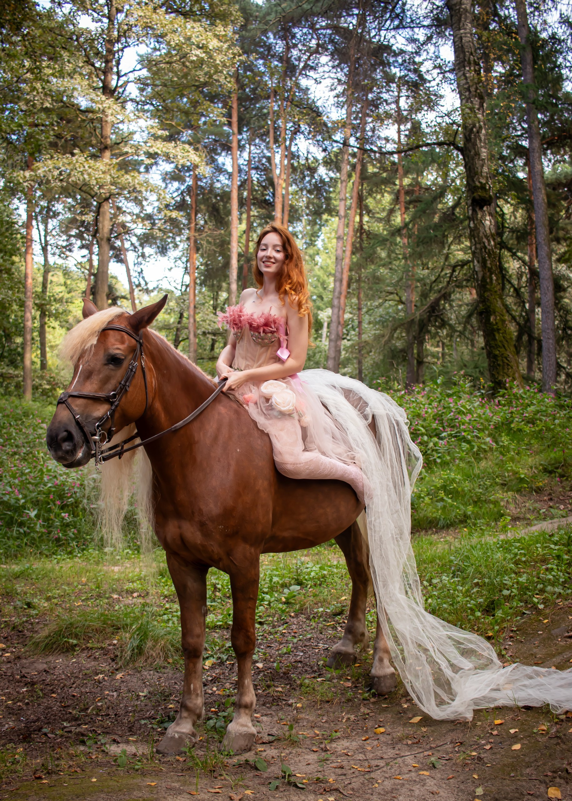 Девушка рядом с лошадью среди деревьев — конная съёмка, фотограф Карасёва Елена