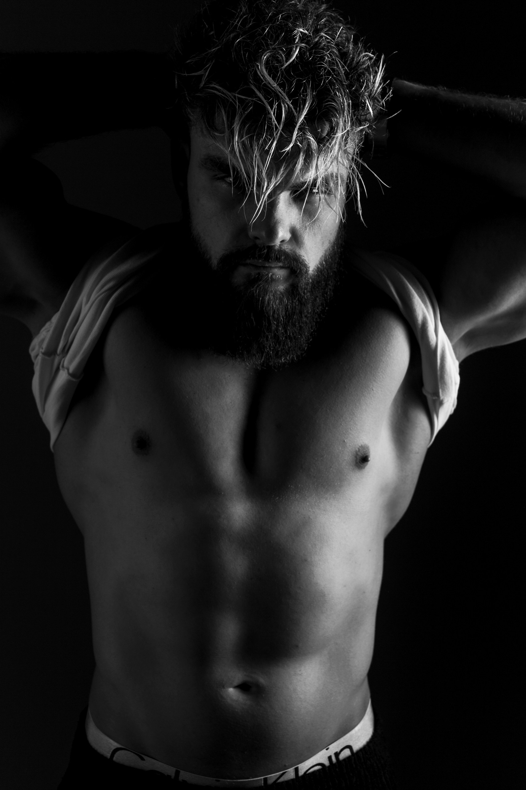 Детальный кадр: рельефные кубики пресса и широчайшие мышцы спины при боковом освещении — черно-белая съемка Dedovich, Минск