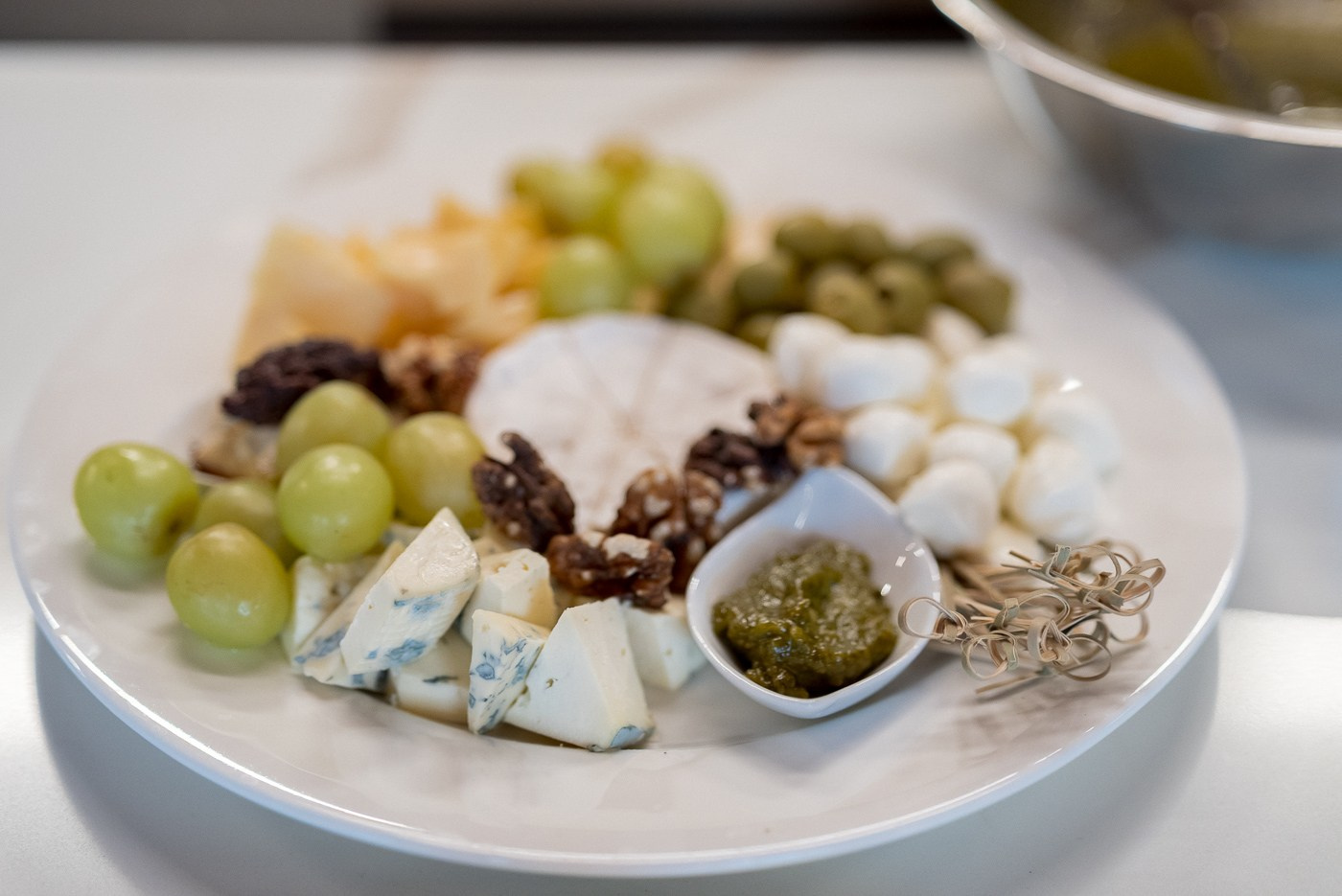 Презентация компании INTERSTONE — производителя и поставщика кварцевого камня, акрилового камня и широкоформатных керамических плит. ВУД ТВОРЕЦ мебельная фабрика|ТВОРЕЦ студия мебели