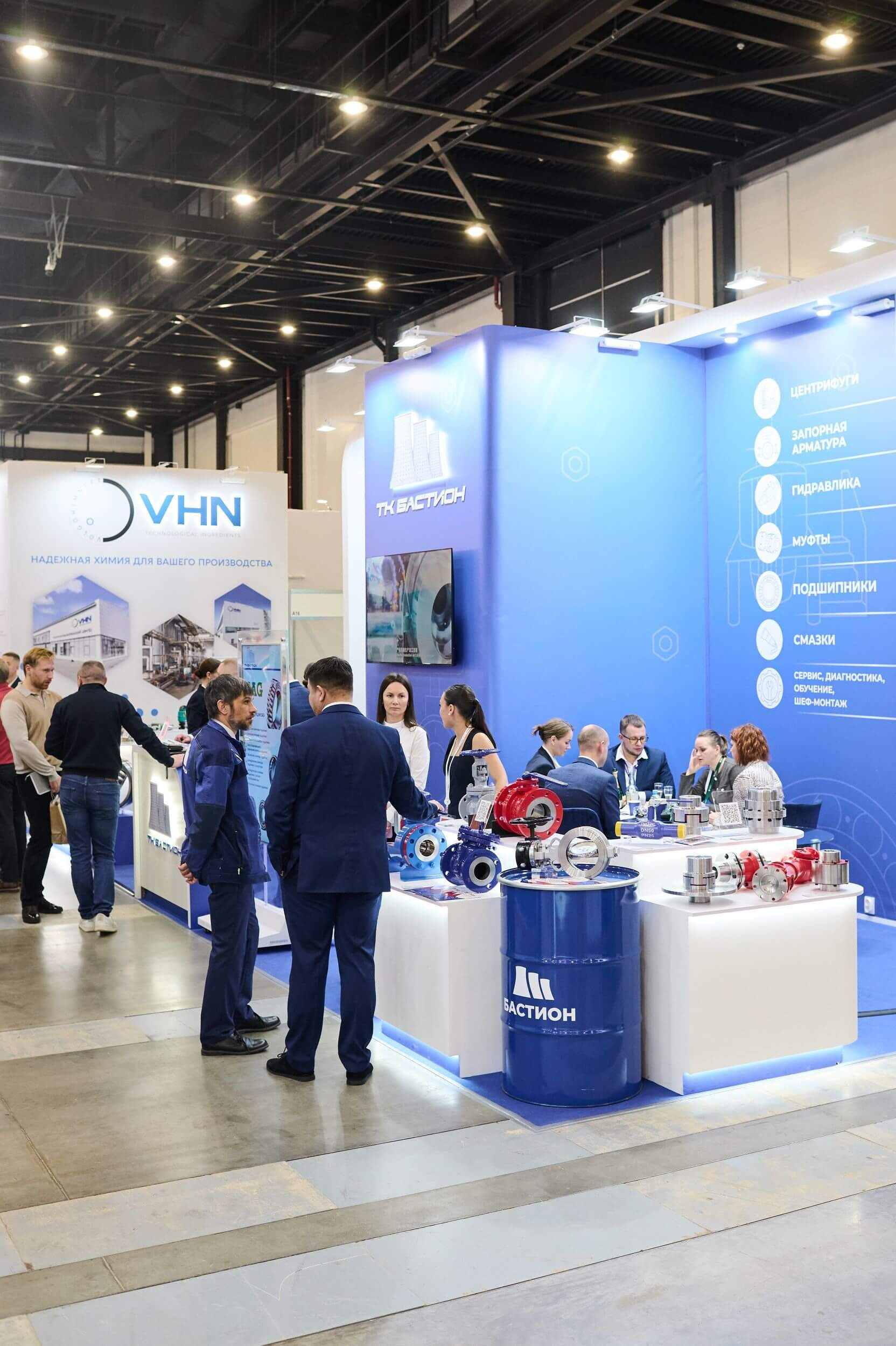 Стенд TK Bastion, синий стенд с демонстрацией продукции.