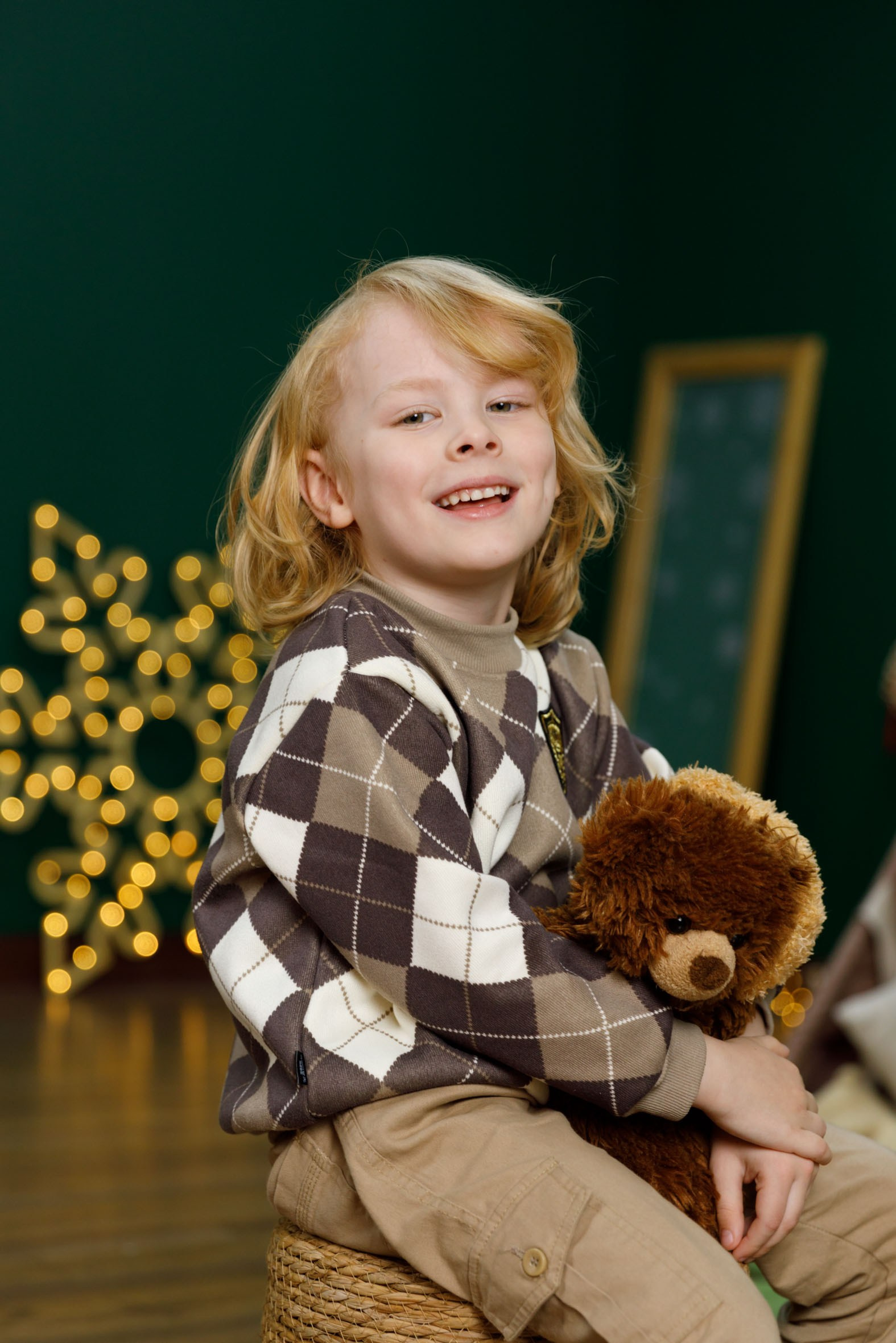 Из чего же сделано новогоднее настроение? Из совместных игр под елкой, болтовней с лучшей подружкой, созерцанием горящей свечи. Фотограф Анна Телекаева, выпускные альбомы, семейные и репортажные съемки в Омске