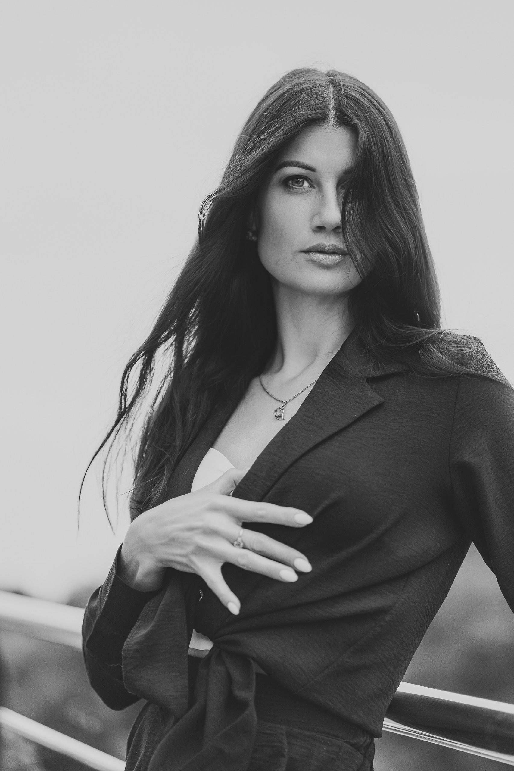 Черно-белый деловой портрет девушки | Профессиональная съемка портретов в Екатеринбурге