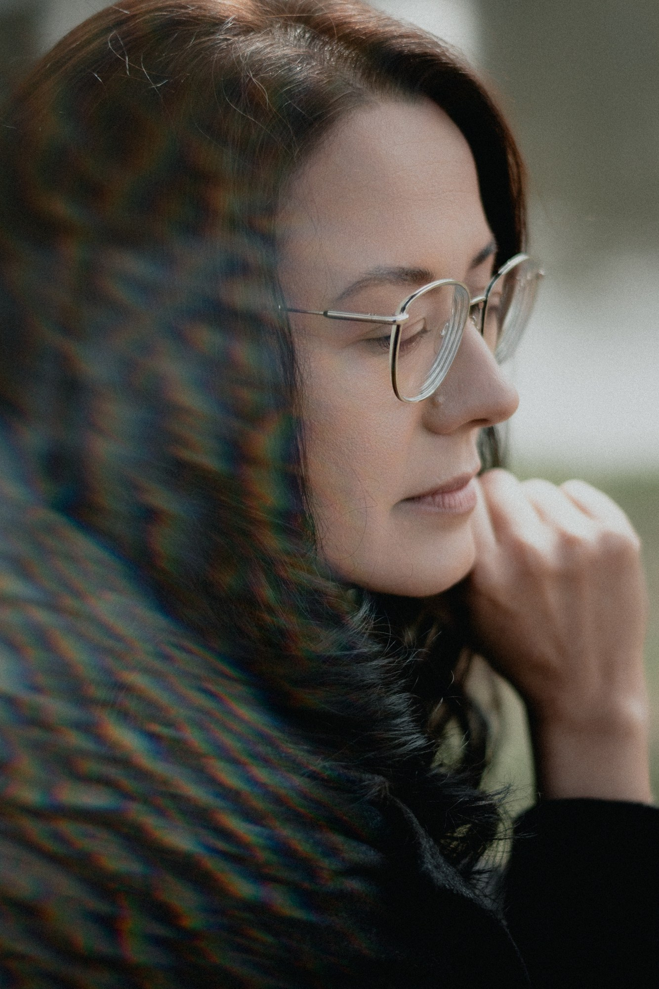 Крупный план девушки в очках, блики и отражения, кинематографичная съемка в Тюмени