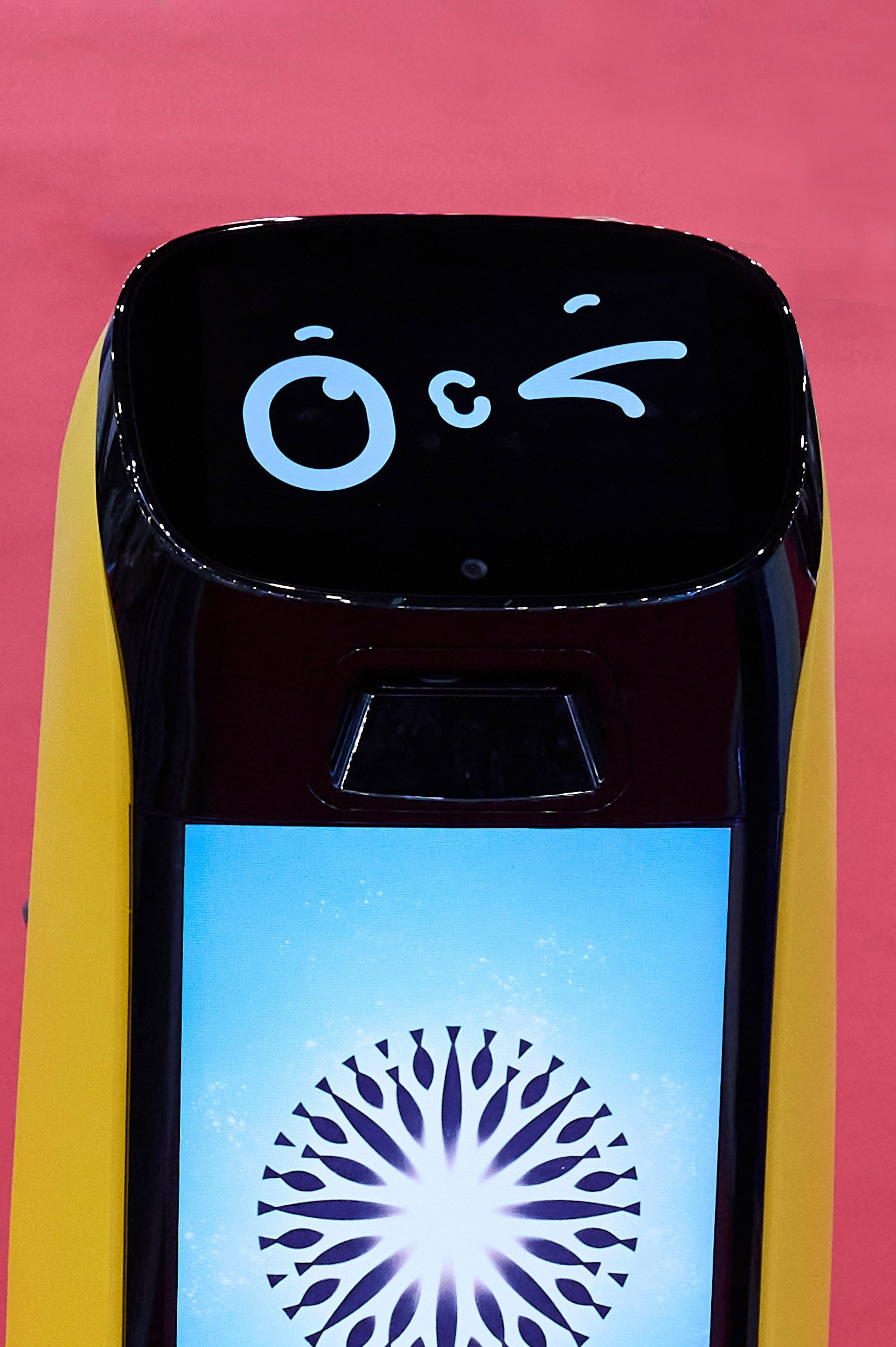 Робот, раздающий рекламные буклеты на Seafood Expo Russia 2025, подмигивает посетителям. Деталь репортажной съёмки выставки в КВЦ «Экспофорум», Санкт‑Петербург.