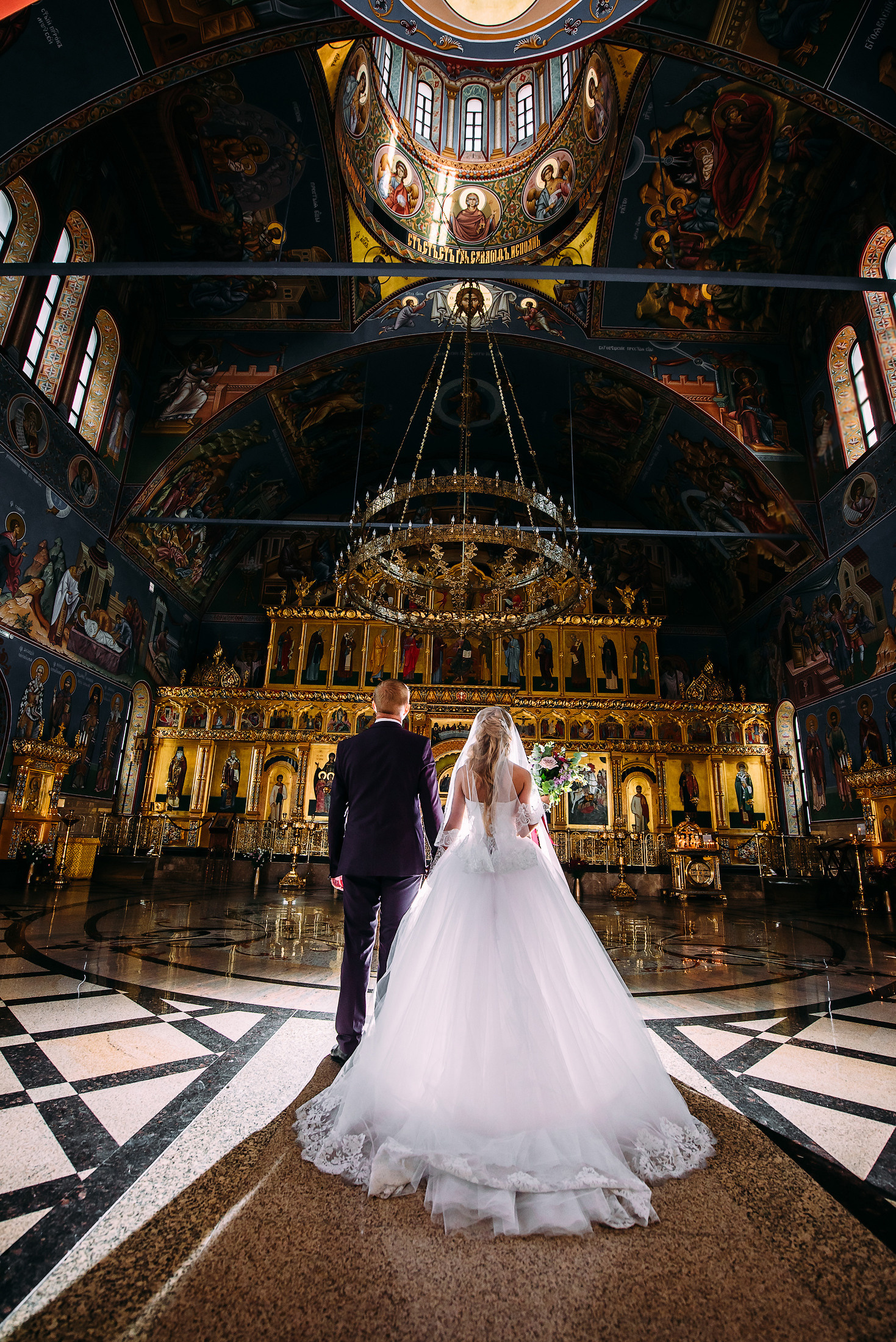 Жених и невеста в большой церкви, лучший свадебный фотограф в Сургуте