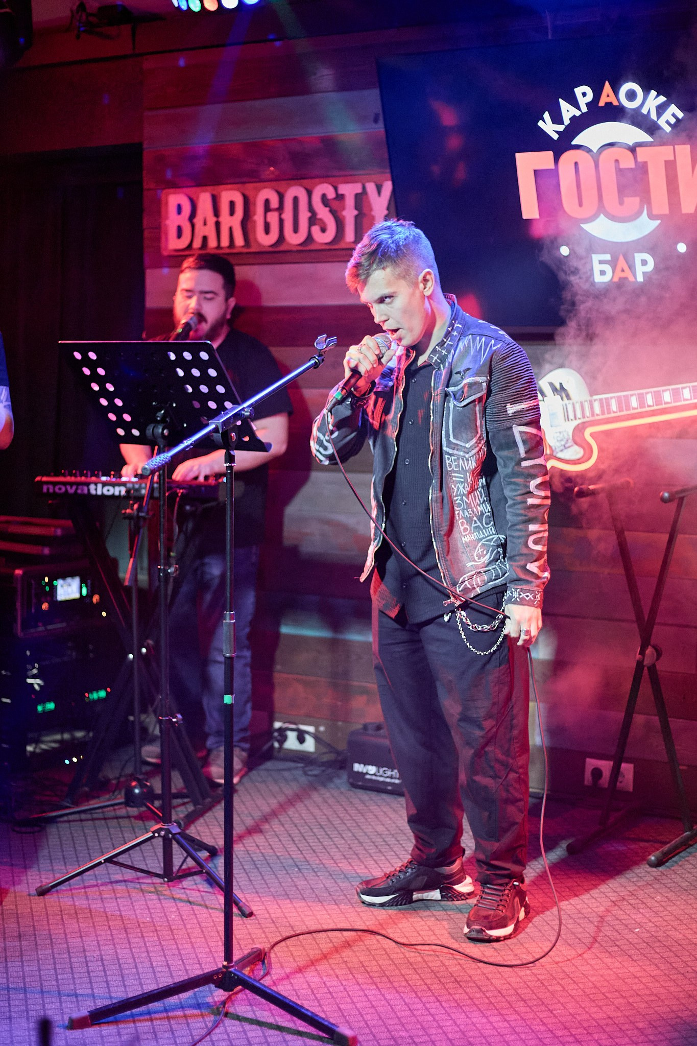 Концерт в баре «Гости». Фотограф Омск | Александр Вандеров