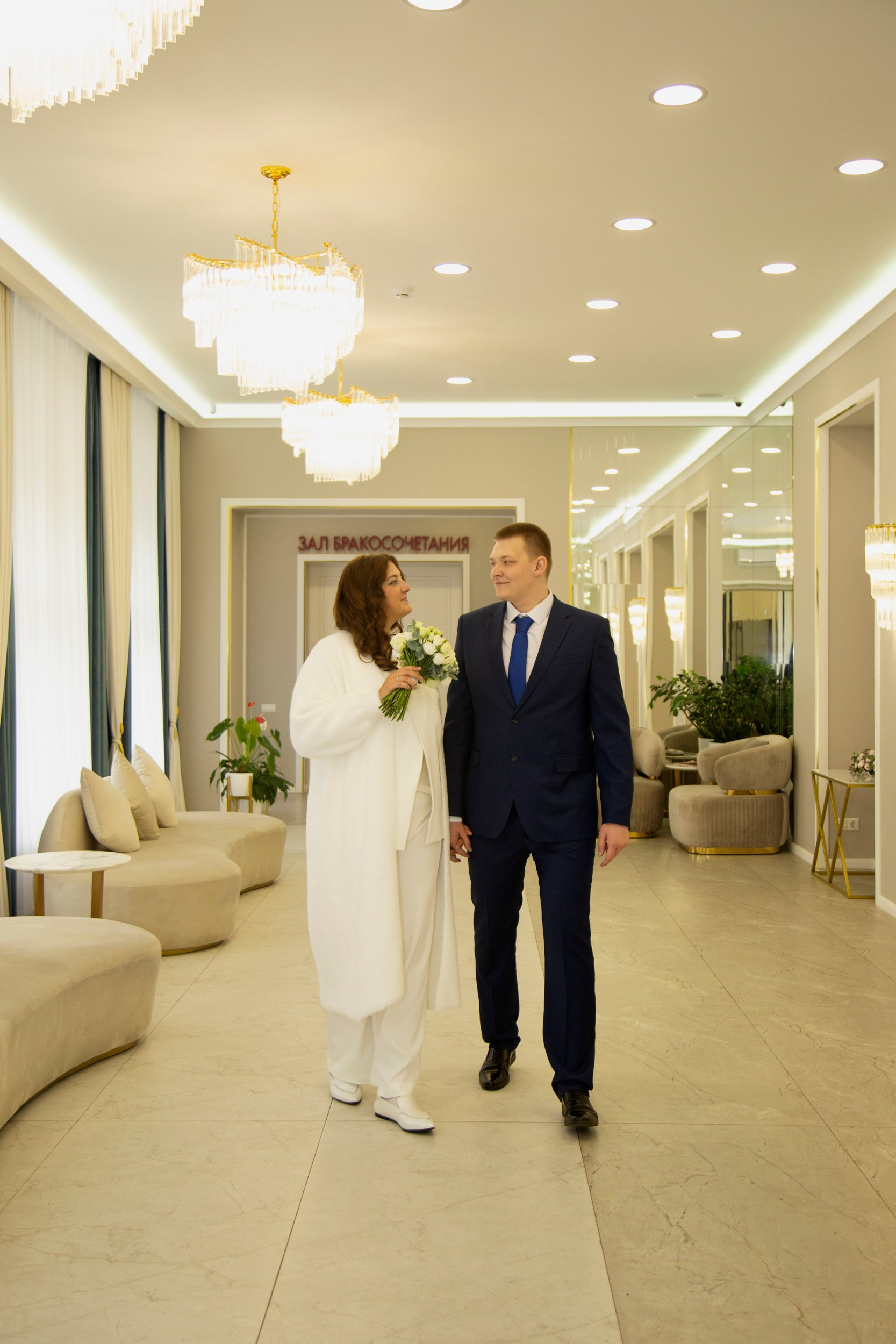 Свадебная фотосессия во Дворце бракосочетания 3 в Москве для Рафаэля и Анны. Фотосессия в студии в Москве от профессионального фотографа услуги по доступным ценам