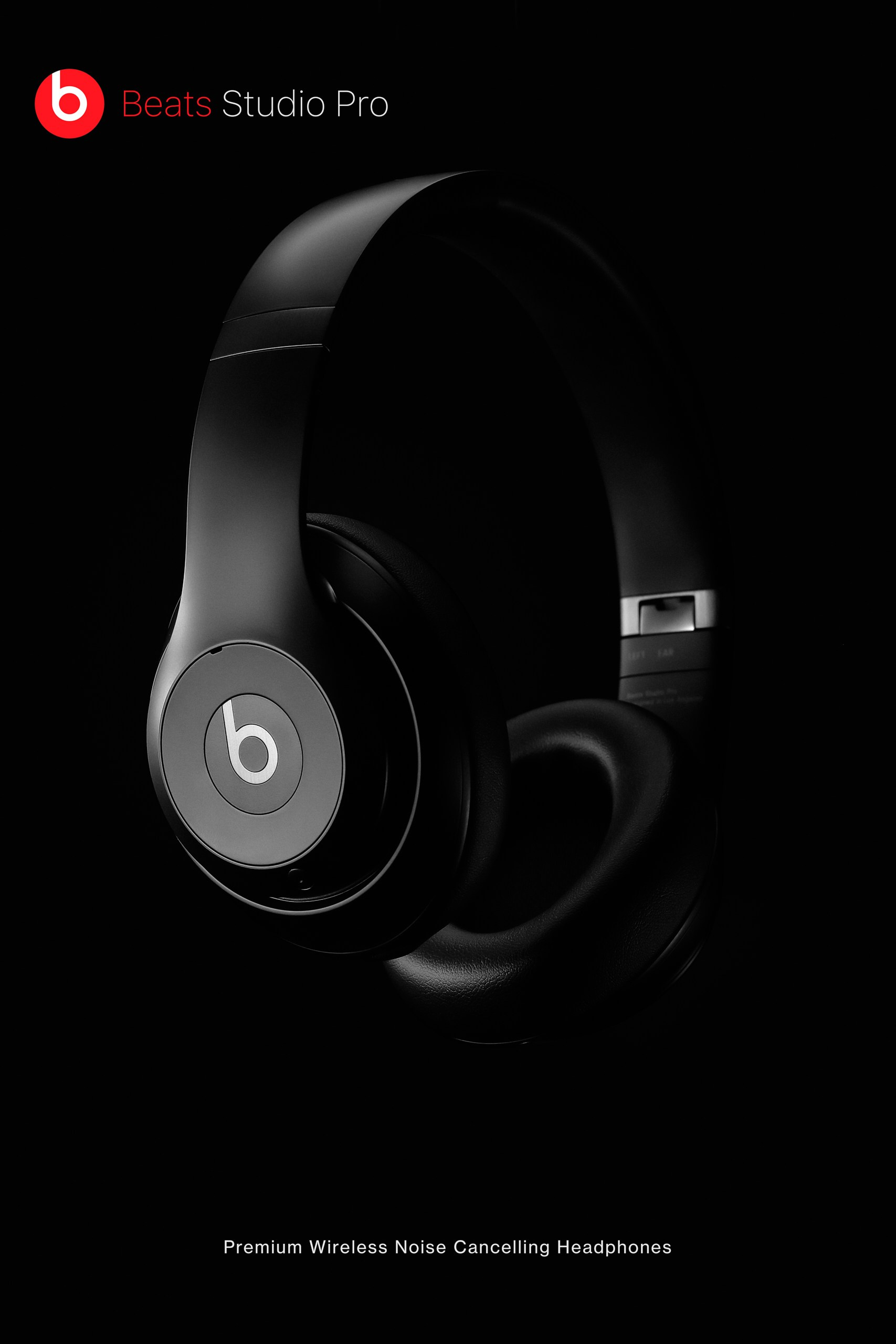 Черные беспроводные наушники Beats Studio Pro на чёрном фоне — рекламная съёмка электроники