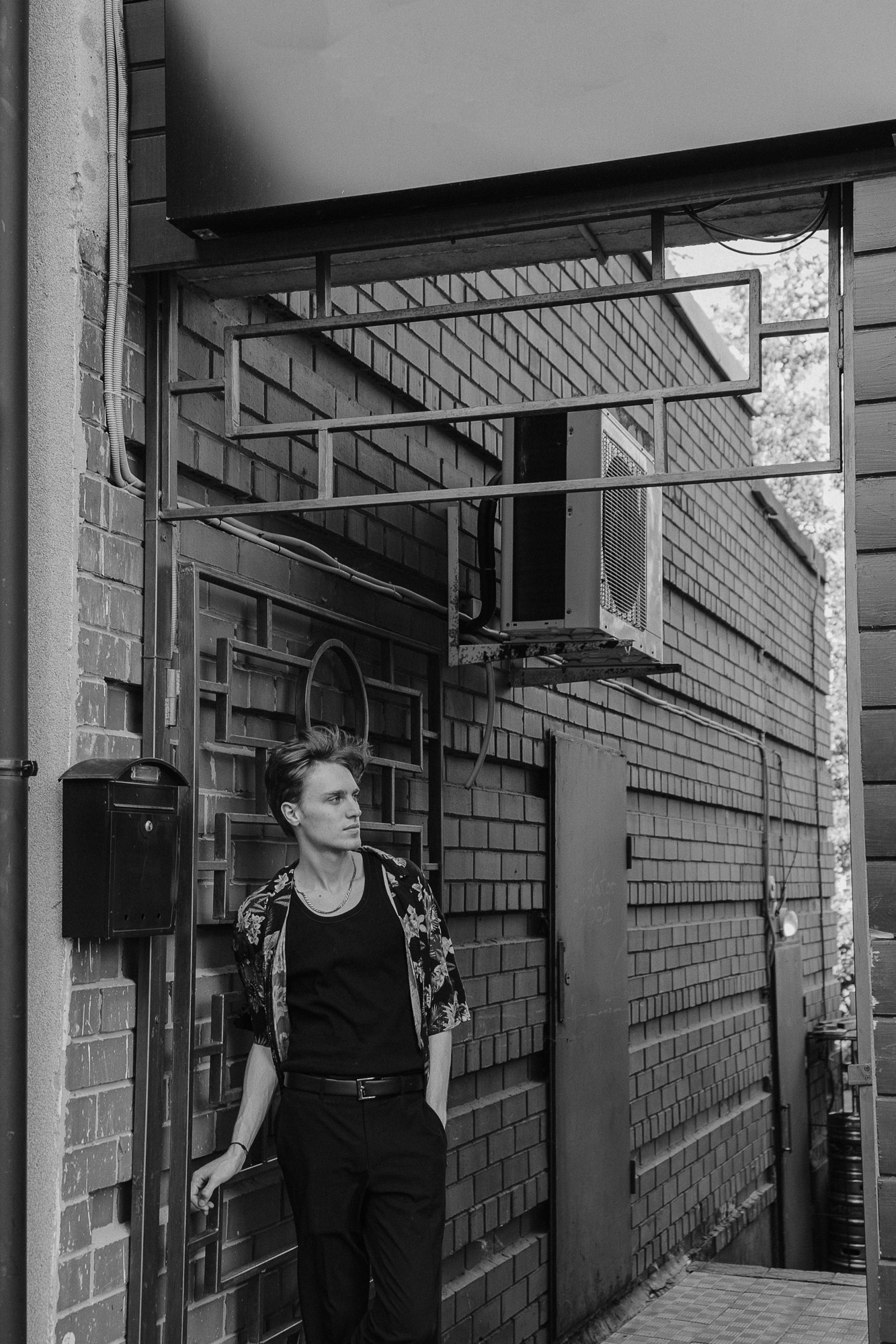 Стрит-фотосессия в Тюмени — Surf Coffee, Бар Двор. Портретный фотограф Тюмень Дарья Мустафина