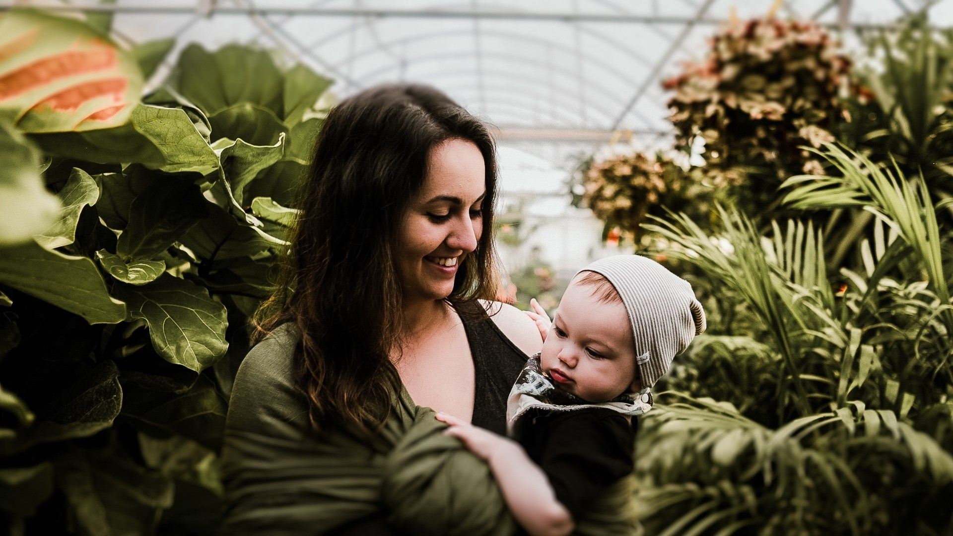 Задняя обложка альбома с декоративным фоном