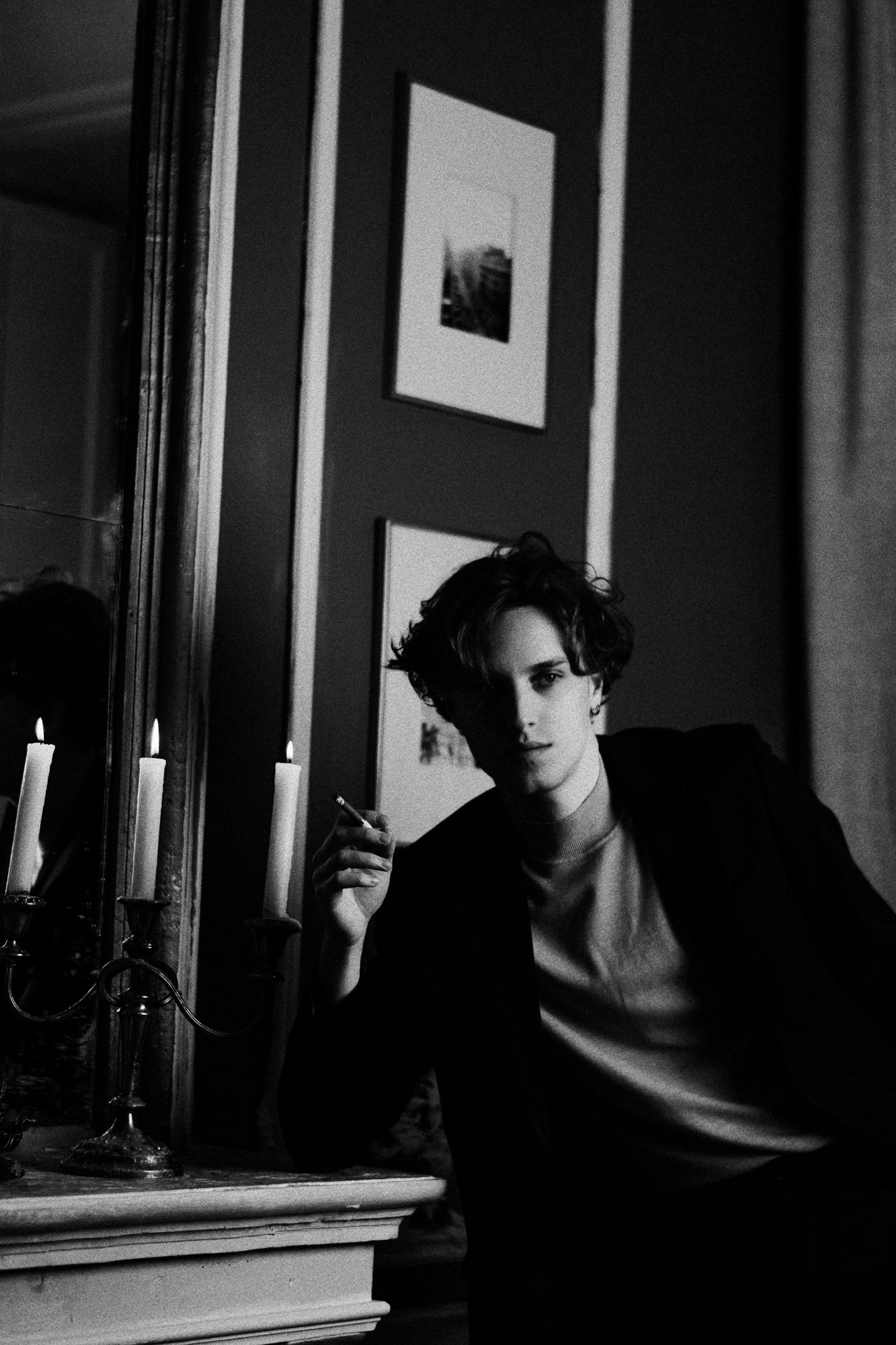 Черно-белая фотосессия в Тюмени. Парень курит сигарету у старинного зеркала. Атмосфера старого кино