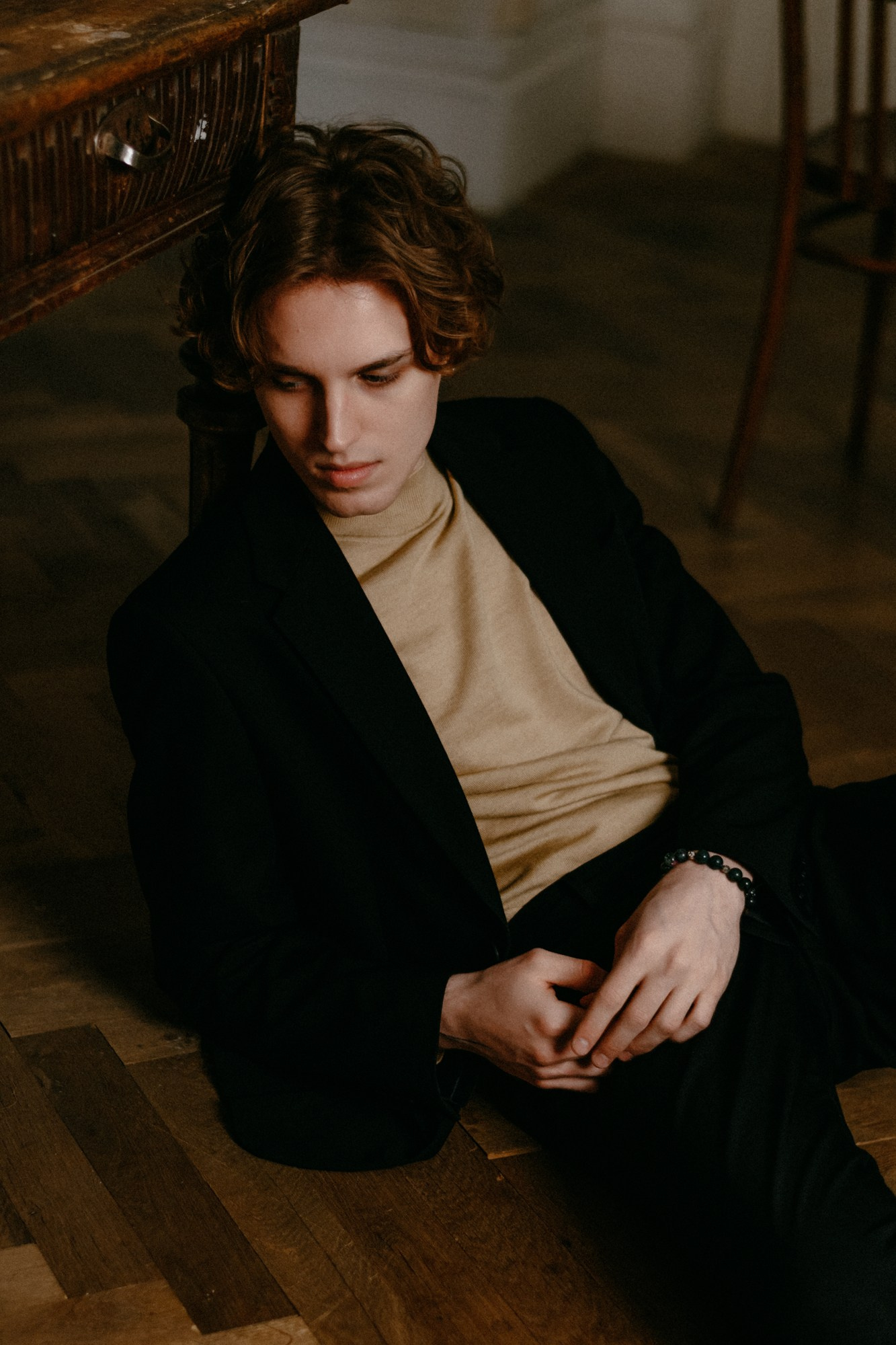 Киношный мужской портрет в студии Файнарт Тюмень — Мужской фотограф Дарья Мустафина. Портретный фотограф Тюмень Дарья Мустафина