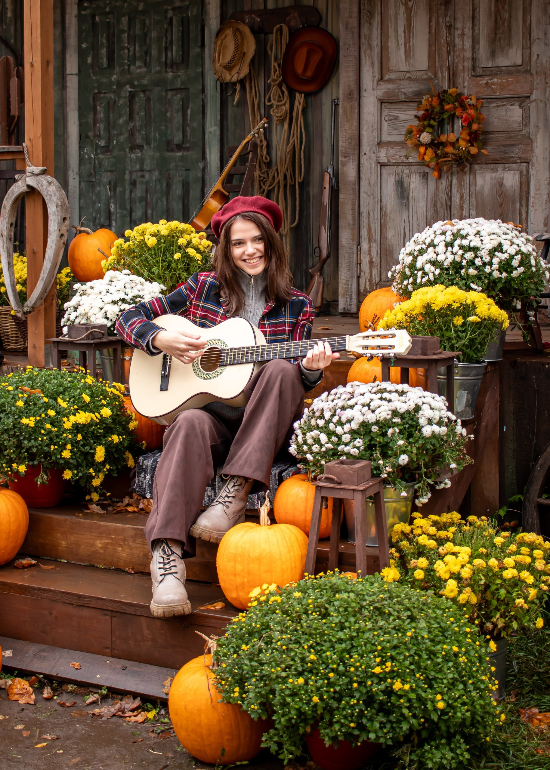 Девочка на ферме с букетом хризантем, и гитарой ,осенняя съёмка, фотограф Карасёва Елена