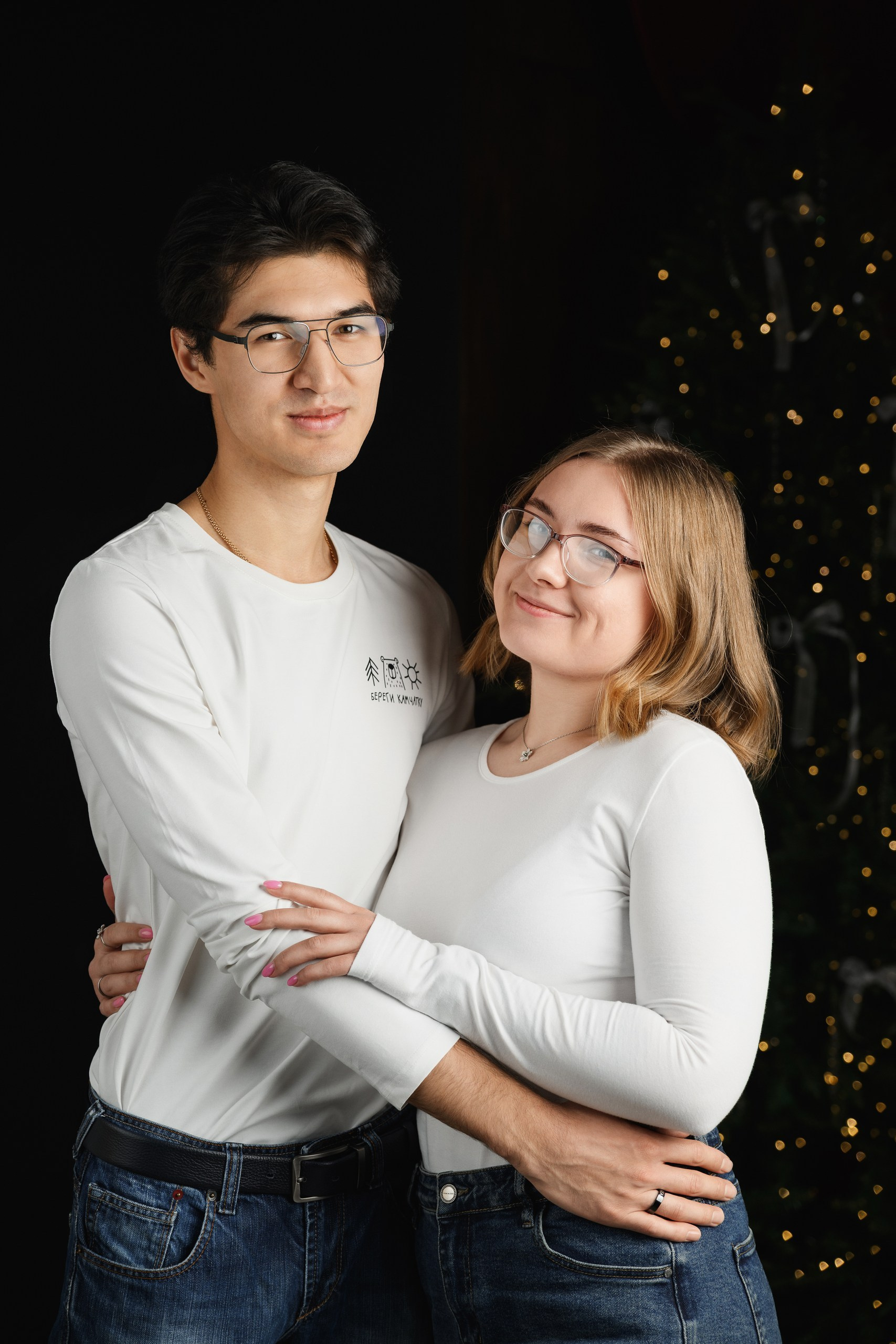 Семейная фотосъемка в студии в Петропавловске-Камчатском. Семейная фотосессия в студии в Петропавловске-Камчатском. Профессиональная семейная фотосъемка в светлой студии в Петропавловске-Камчатском. Стильные и теплые семейные фотографии в студии в Петропавловске-Камчатском. Семейная фотосессия в студии, стоимость в Петропавловске-Камчатском.