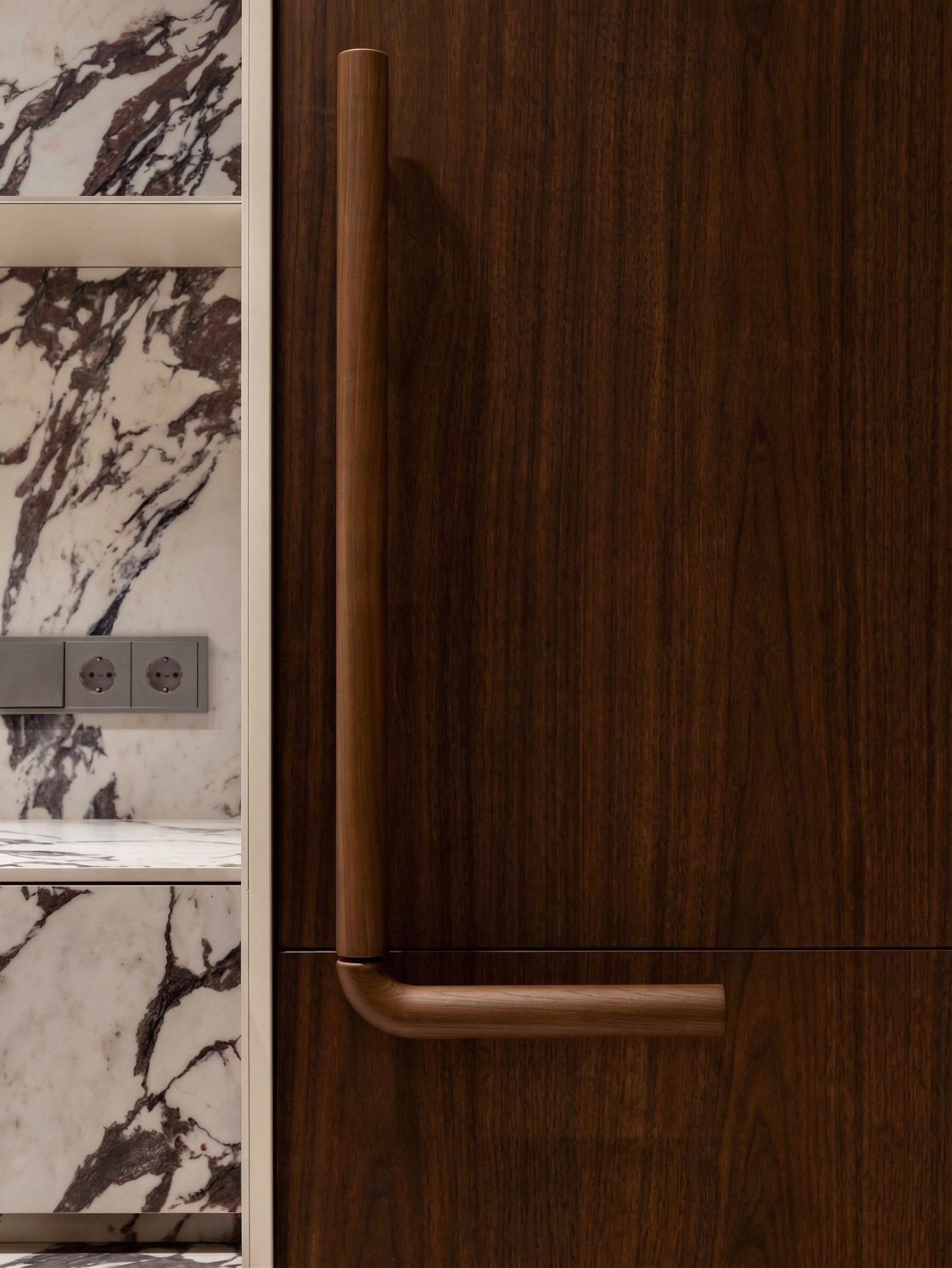 Деталь авторской мебели от Валерии Котович: дизайнерская деревянная ручка на фасаде из ореха в сочетании с акцентной нишей из натурального камня.