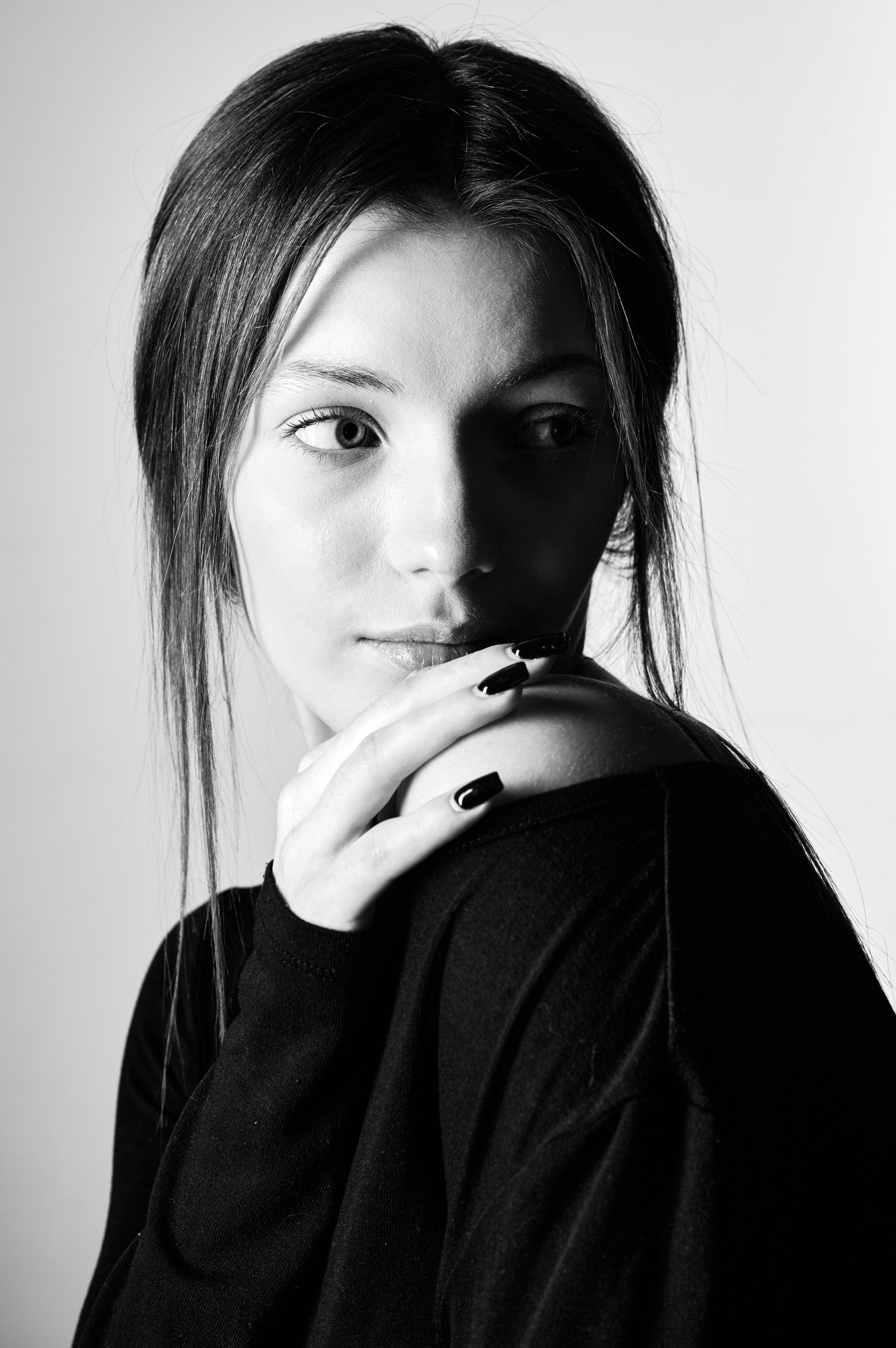 Чёрно-белый женский портрет с выразительным светотеневым рисунком