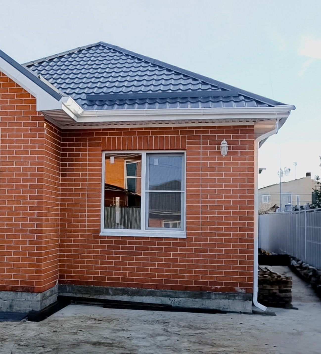 Водосточная система, кровля и фасады в Приморском крае, монтаж желоба водостока, водосток из пластика или металла, белый строитель, установить своими руками marley, водостоки marley установка, водостоки marley, уникма, установка водостока, монтаж водостоков на готовой крыше, установка водосточной системы своими руками, все для кровли, водосточная система в деревянном доме, рубков, дом из дерева, профилированный брус, рубкофф, rubkoff, ашка, a-frame, клееный брус, оцилиндрованное бревно, дом из клееного бруса, дом из бруса, деревянный дом, дом из оцилиндрованного бревна, дом из профилированного бруса, сруб, дом из рубленого бревна, водосток из пвх, крепление на водосток, вентзазор, вентфасад, вентилируемая кровля, конёк кровельный, торцевая планка, держатель желоба, ендова нижняя, ендова, металлпрофиль, монтеррей, альта-профиль, сантехника недорого павлово, керамогранит недорого павлово, прямоугольная водосточная система в Приморье, прямоугольная водосточная система купить Владивосток